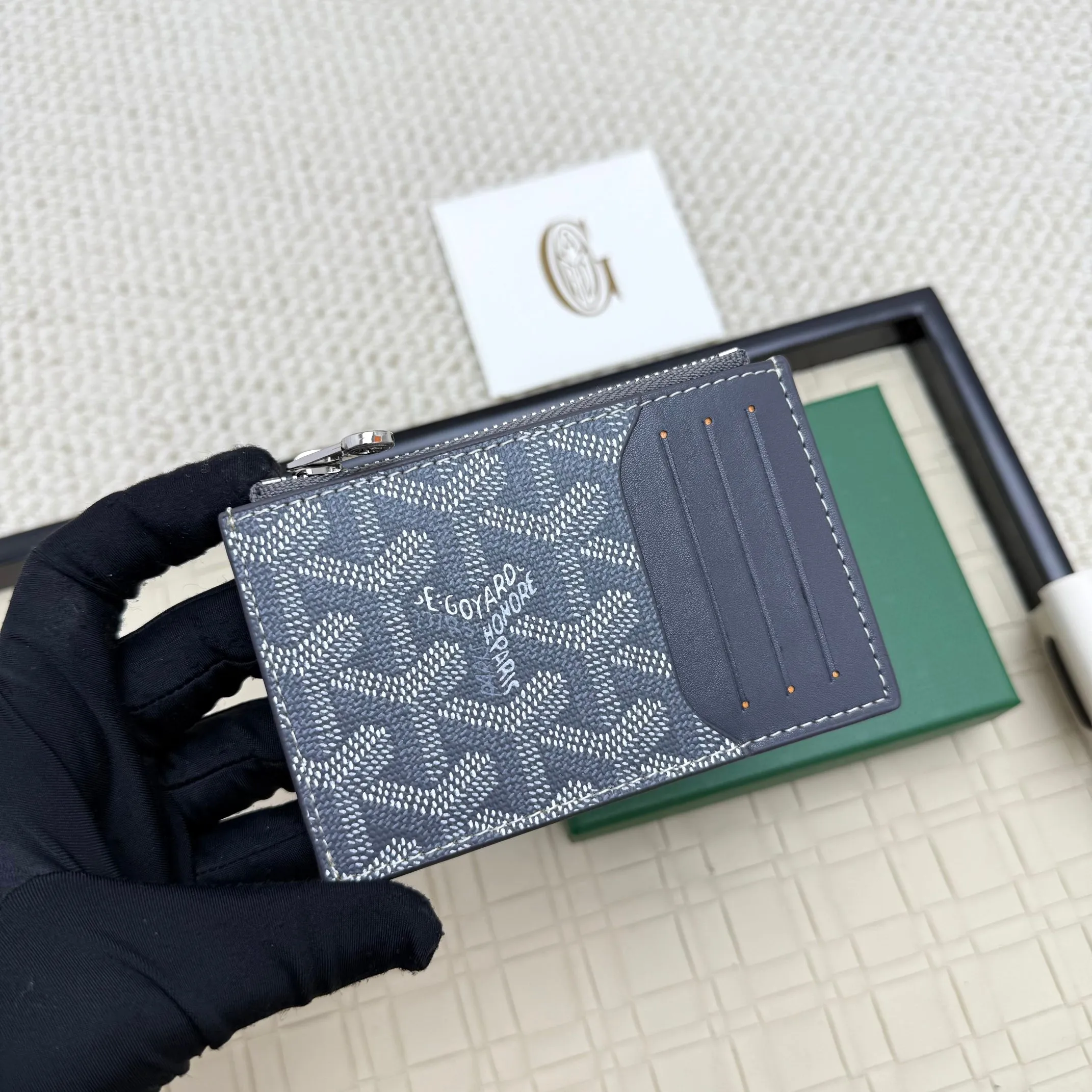 💰 120 Goyard Bourbon zipper coin card holder. This coin card holder has 3 card slots, 1 patch pocket and a zipper pocket to store coins, change or cards, and can safely store change. Exquisite and small, its compact shape can be easily put into a pocket or large bag. Size: 12.5x1x8.4cm No.: 808