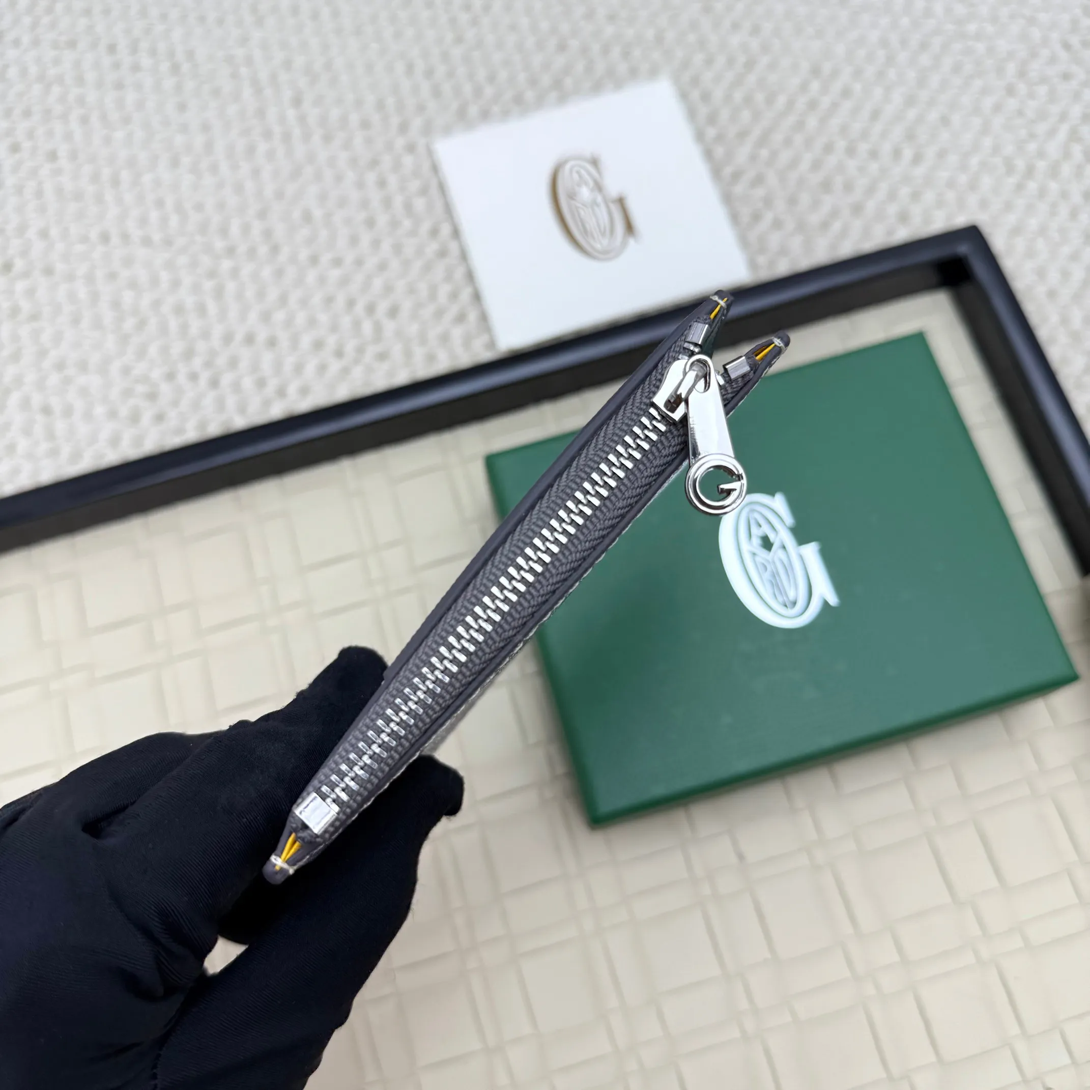 💰 120 Goyard Bourbon zipper coin card holder. This coin card holder has 3 card slots, 1 patch pocket and a zipper pocket to store coins, change or cards, and can safely store change. Exquisite and small, its compact shape can be easily put into a pocket or large bag. Size: 12.5x1x8.4cm No.: 808
