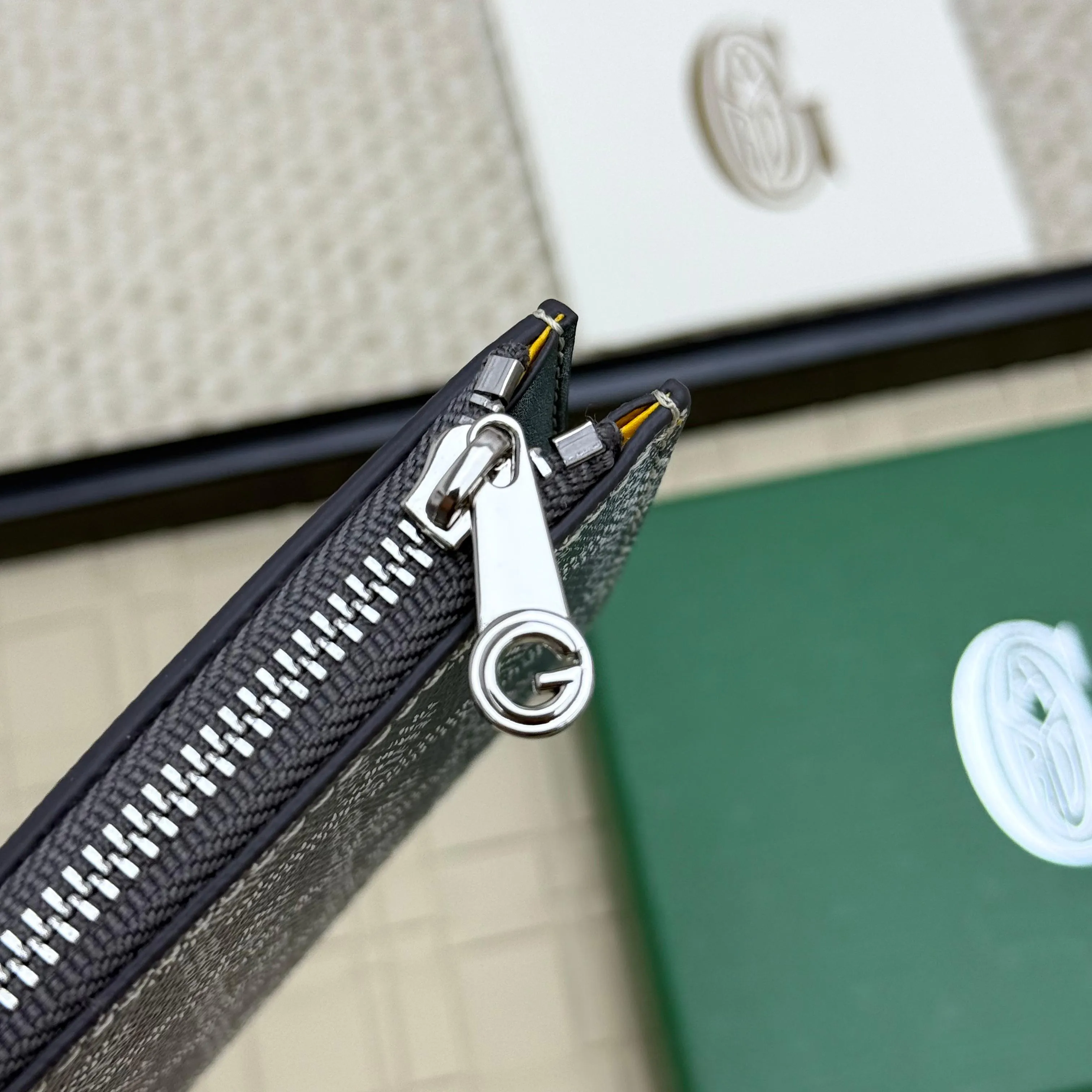 💰 120 Goyard Bourbon zipper coin card holder. This coin card holder has 3 card slots, 1 patch pocket and a zipper pocket to store coins, change or cards, and can safely store change. Exquisite and small, its compact shape can be easily put into a pocket or large bag. Size: 12.5x1x8.4cm No.: 808