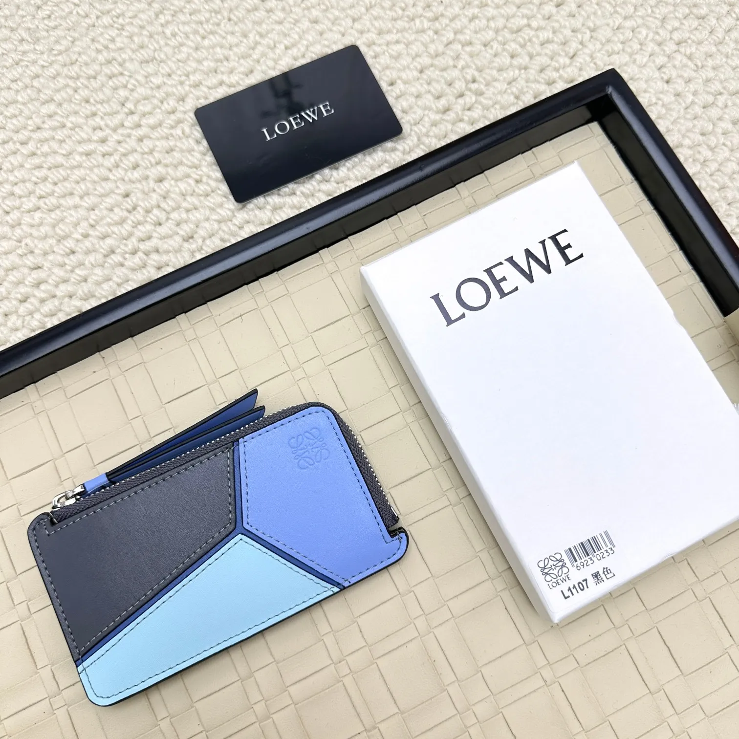 💰120 ·Loewe’s new card holders are back in stock! The new ones are all with metal logos, which are more refined than the old ones~~ Comes with box and dust bag! It’s a good idea to choose this small accessory for Valentine’s Day ~~Model: L1107 Size: 13*7.5*1