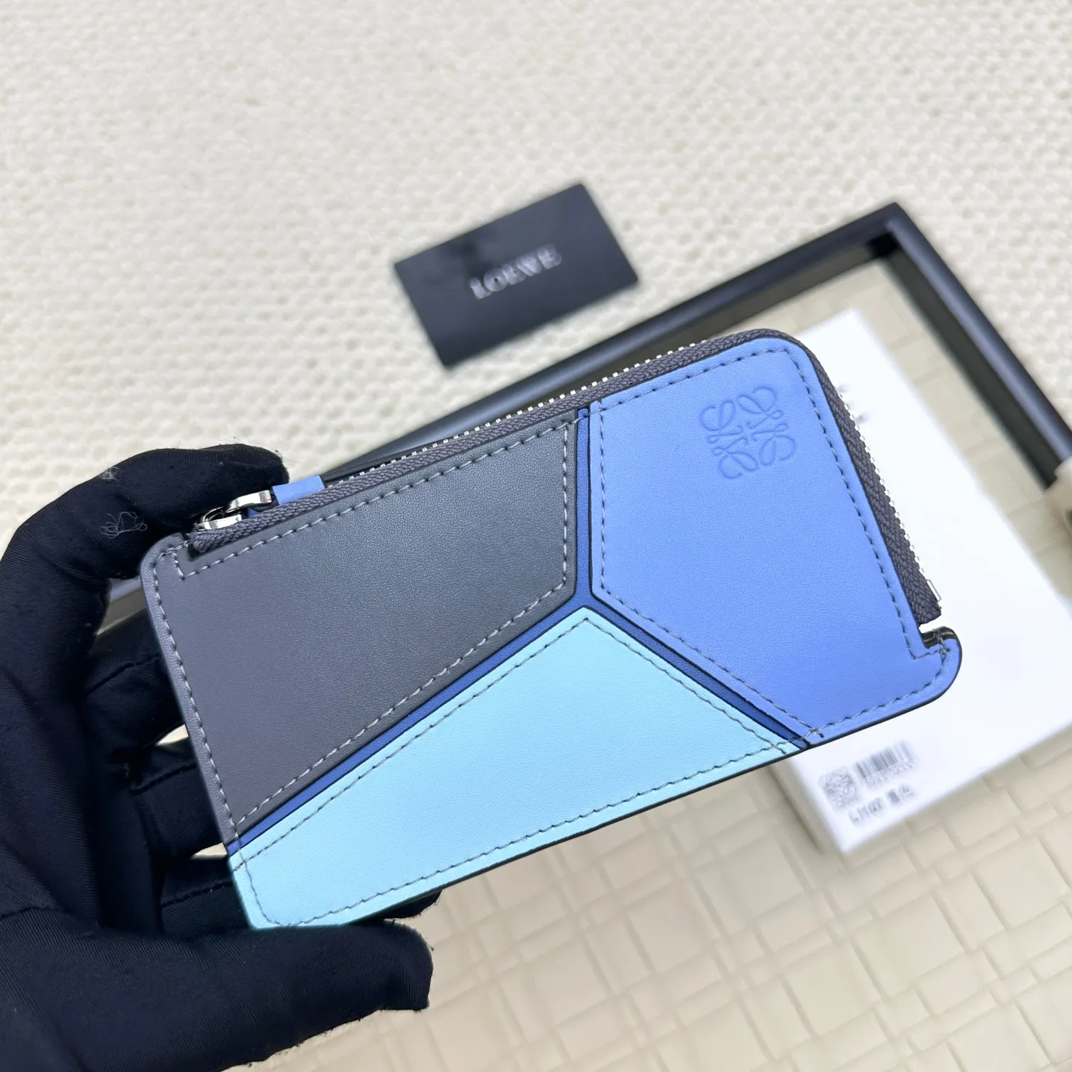 💰120 ·Loewe’s new card holders are back in stock! The new ones are all with metal logos, which are more refined than the old ones~~ Comes with box and dust bag! It’s a good idea to choose this small accessory for Valentine’s Day ~~Model: L1107 Size: 13*7.5*1