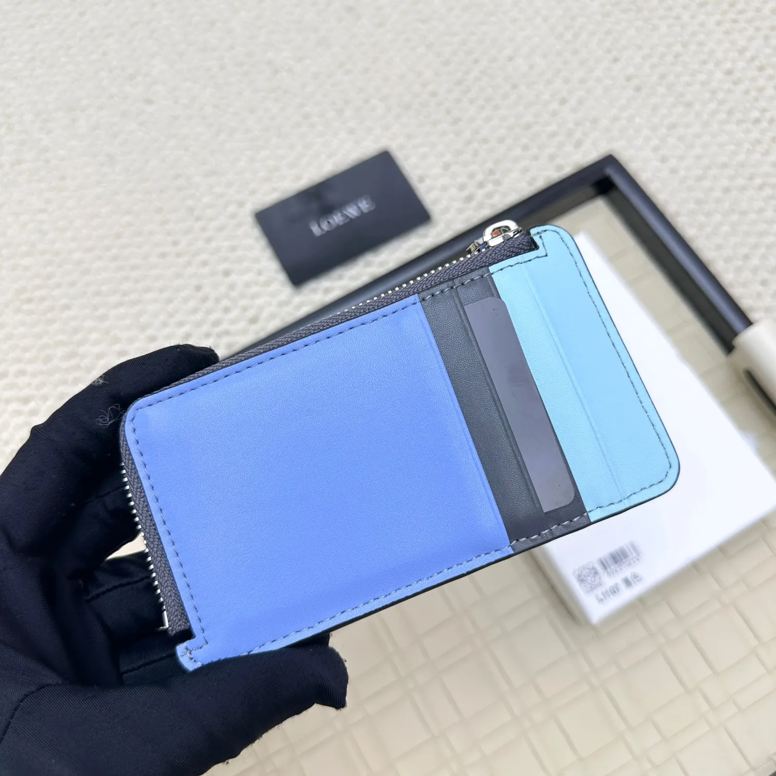 💰120 ·Loewe’s new card holders are back in stock! The new ones are all with metal logos, which are more refined than the old ones~~ Comes with box and dust bag! It’s a good idea to choose this small accessory for Valentine’s Day ~~Model: L1107 Size: 13*7.5*1