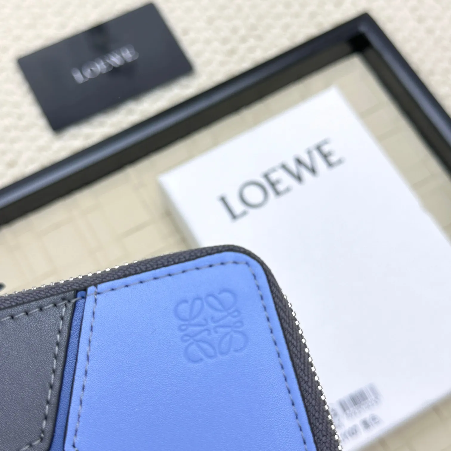 💰120 ·Loewe’s new card holders are back in stock! The new ones are all with metal logos, which are more refined than the old ones~~ Comes with box and dust bag! It’s a good idea to choose this small accessory for Valentine’s Day ~~Model: L1107 Size: 13*7.5*1