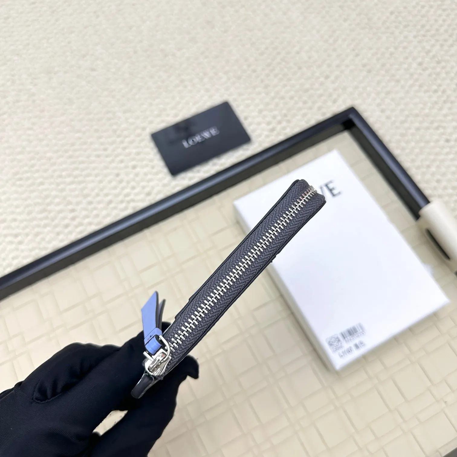 💰120 ·Loewe’s new card holders are back in stock! The new ones are all with metal logos, which are more refined than the old ones~~ Comes with box and dust bag! It’s a good idea to choose this small accessory for Valentine’s Day ~~Model: L1107 Size: 13*7.5*1
