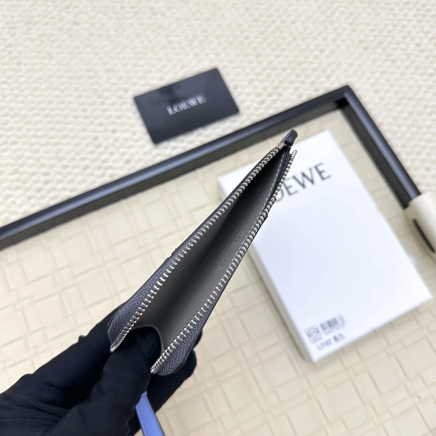 💰120 ·Loewe’s new card holders are back in stock! The new ones are all with metal logos, which are more refined than the old ones~~ Comes with box and dust bag! It’s a good idea to choose this small accessory for Valentine’s Day ~~Model: L1107 Size: 13*7.5*1