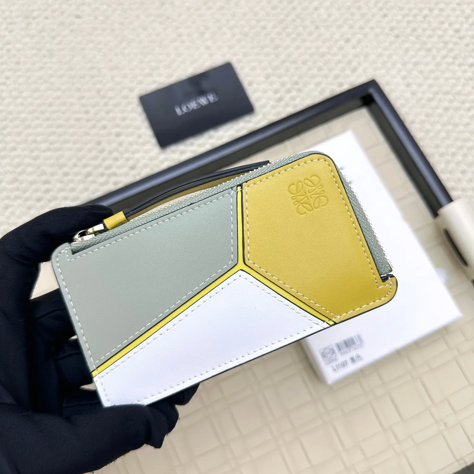 💰120 ·Loewe’s new card holders are back in stock! The new ones are all with metal logos, which are more refined than the old ones~~ Comes with box and dust bag! It’s a good idea to choose this small accessory for Valentine’s Day ~~Model: L1107 Size: 13*7.5*1