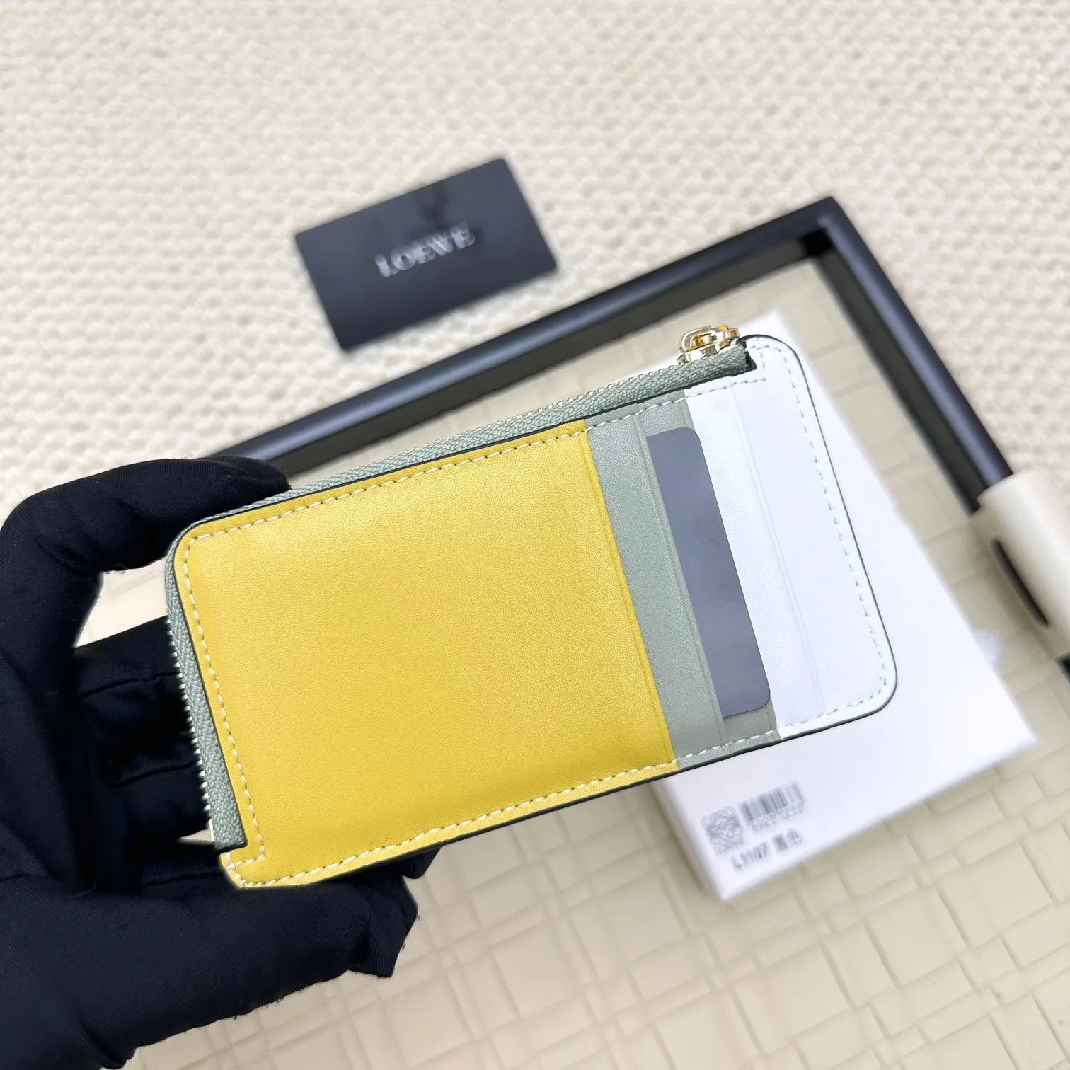 💰120 ·Loewe’s new card holders are back in stock! The new ones are all with metal logos, which are more refined than the old ones~~ Comes with box and dust bag! It’s a good idea to choose this small accessory for Valentine’s Day ~~Model: L1107 Size: 13*7.5*1