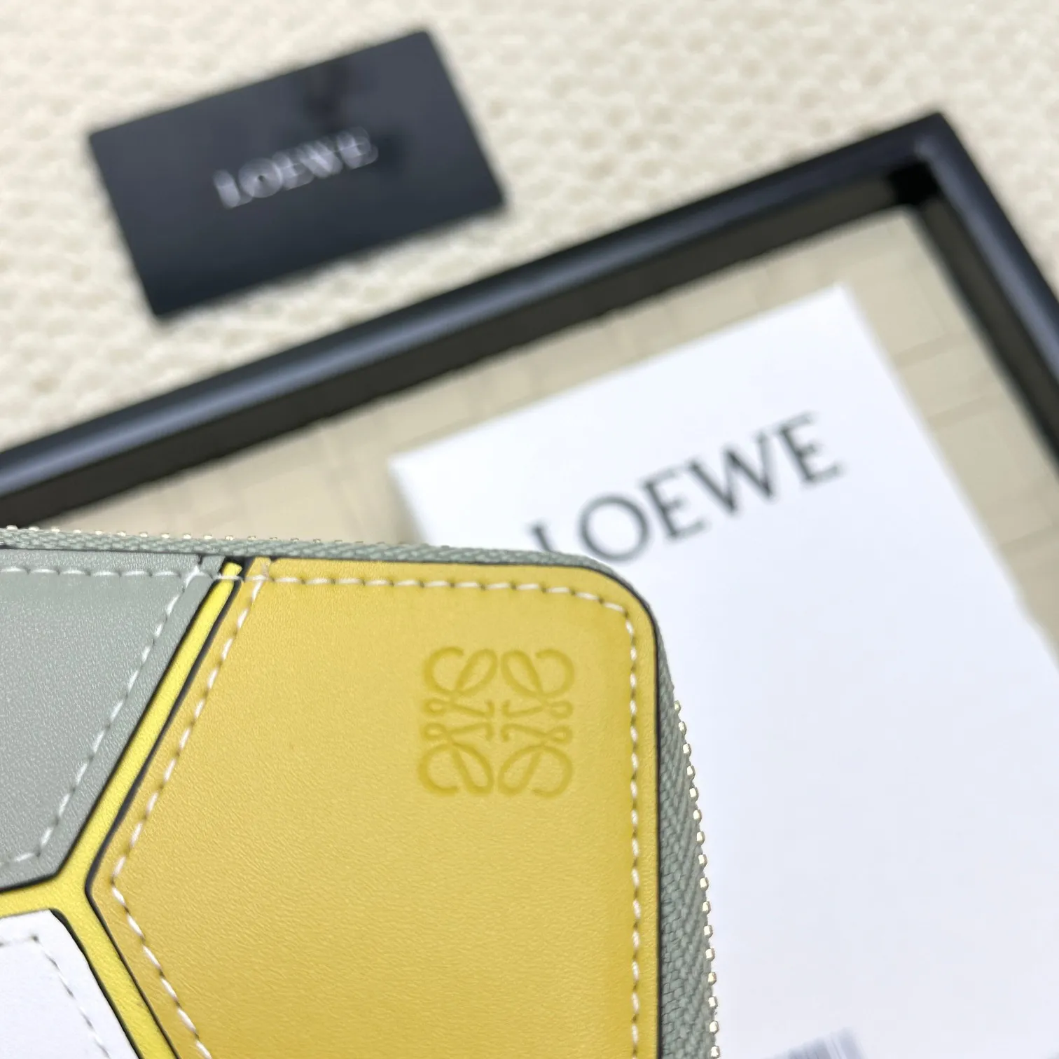 💰120 ·Loewe’s new card holders are back in stock! The new ones are all with metal logos, which are more refined than the old ones~~ Comes with box and dust bag! It’s a good idea to choose this small accessory for Valentine’s Day ~~Model: L1107 Size: 13*7.5*1