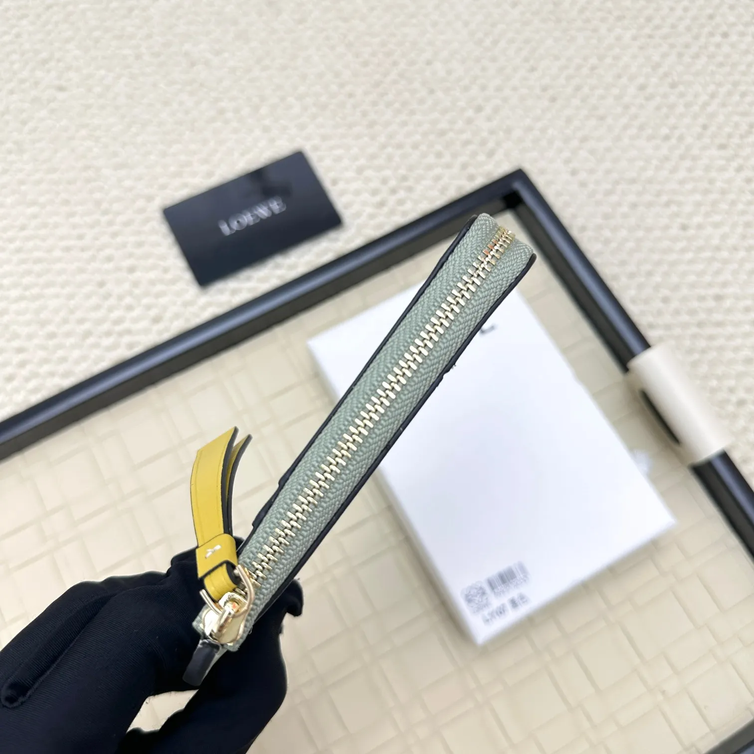 💰120 ·Loewe’s new card holders are back in stock! The new ones are all with metal logos, which are more refined than the old ones~~ Comes with box and dust bag! It’s a good idea to choose this small accessory for Valentine’s Day ~~Model: L1107 Size: 13*7.5*1