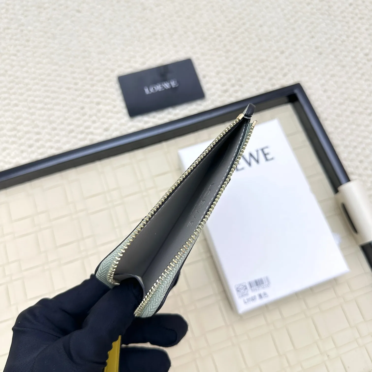 💰120 ·Loewe’s new card holders are back in stock! The new ones are all with metal logos, which are more refined than the old ones~~ Comes with box and dust bag! It’s a good idea to choose this small accessory for Valentine’s Day ~~Model: L1107 Size: 13*7.5*1