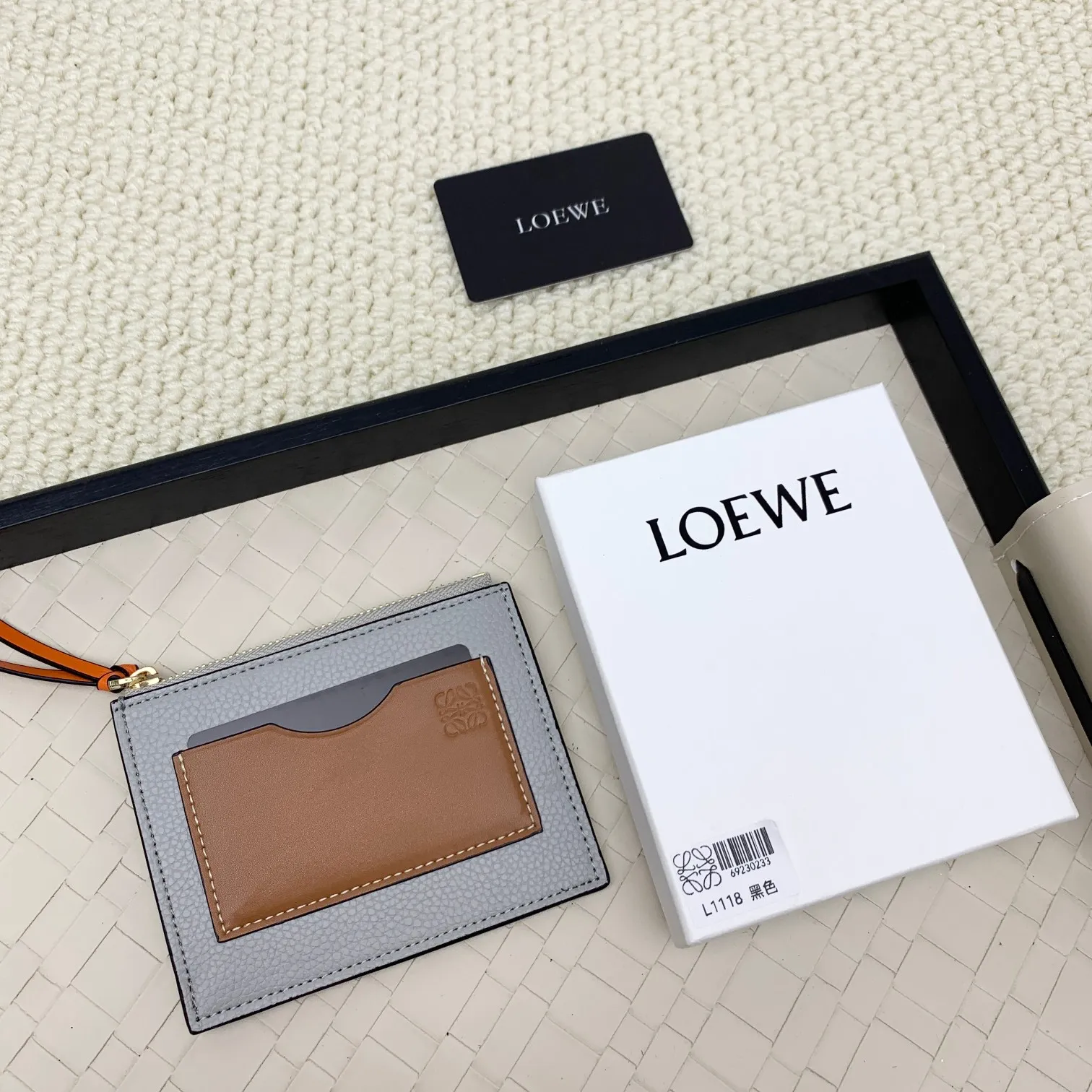 💰120 ·Loewe’s new card holders are back in stock! The new ones are all with metal logos, which are more refined than the old ones~~ Comes with box and dust bag! It’s a good idea to choose this small accessory for Valentine’s Day ~~Model: L1118 Size: 12CM*9.5CM