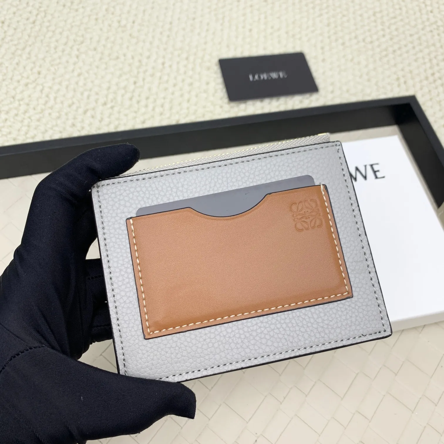 💰120 ·Loewe’s new card holders are back in stock! The new ones are all with metal logos, which are more refined than the old ones~~ Comes with box and dust bag! It’s a good idea to choose this small accessory for Valentine’s Day ~~Model: L1118 Size: 12CM*9.5CM