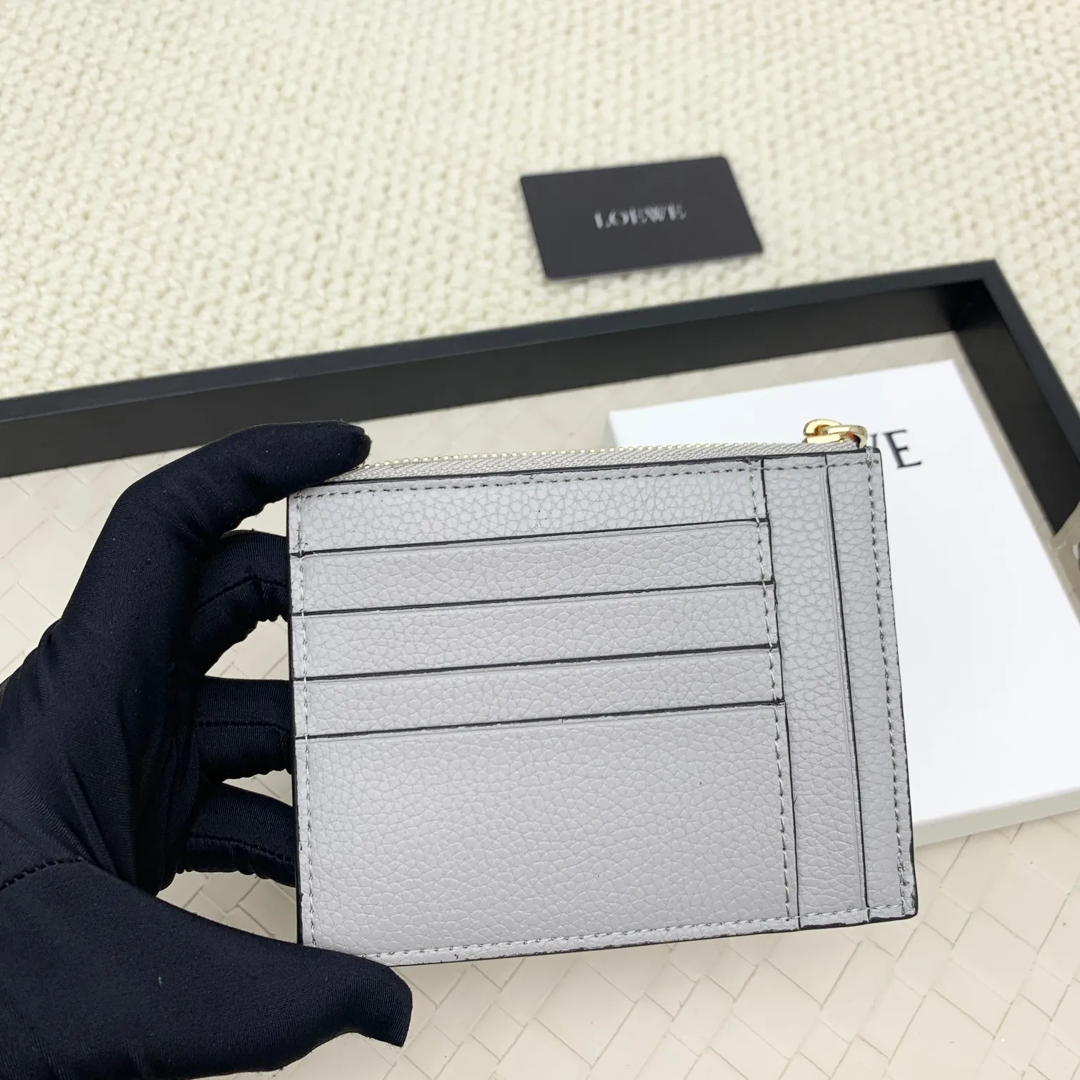 💰120 ·Loewe’s new card holders are back in stock! The new ones are all with metal logos, which are more refined than the old ones~~ Comes with box and dust bag! It’s a good idea to choose this small accessory for Valentine’s Day ~~Model: L1118 Size: 12CM*9.5CM