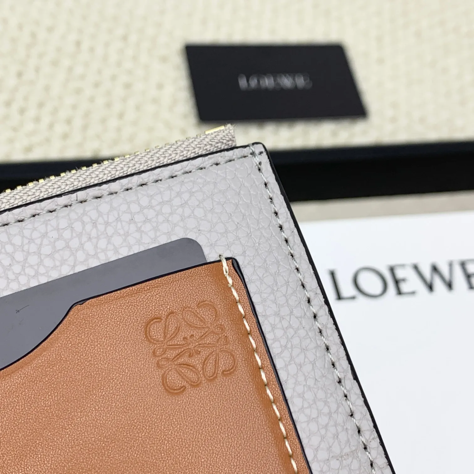 💰120 ·Loewe’s new card holders are back in stock! The new ones are all with metal logos, which are more refined than the old ones~~ Comes with box and dust bag! It’s a good idea to choose this small accessory for Valentine’s Day ~~Model: L1118 Size: 12CM*9.5CM