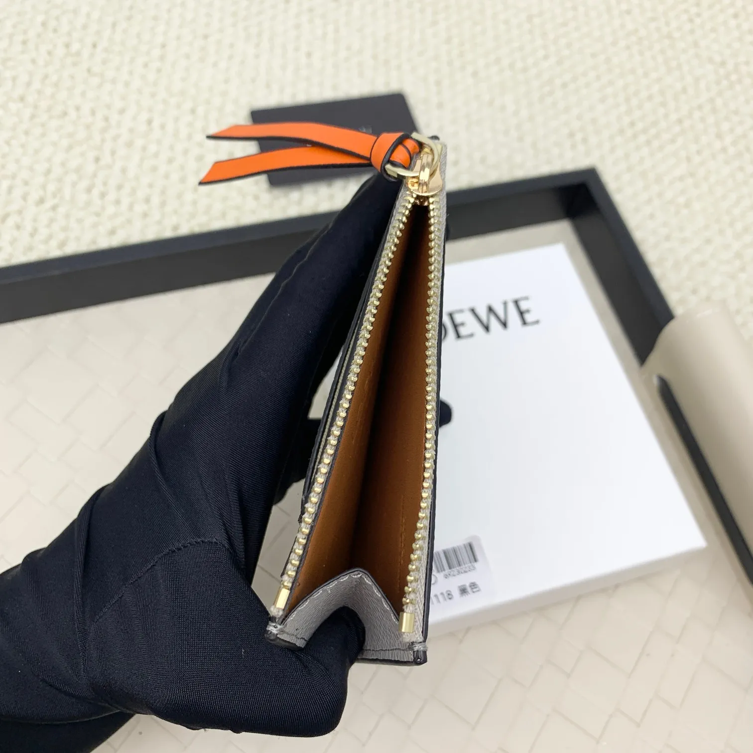 💰120 ·Loewe’s new card holders are back in stock! The new ones are all with metal logos, which are more refined than the old ones~~ Comes with box and dust bag! It’s a good idea to choose this small accessory for Valentine’s Day ~~Model: L1118 Size: 12CM*9.5CM