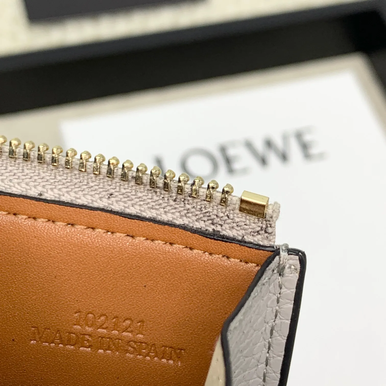 💰120 ·Loewe’s new card holders are back in stock! The new ones are all with metal logos, which are more refined than the old ones~~ Comes with box and dust bag! It’s a good idea to choose this small accessory for Valentine’s Day ~~Model: L1118 Size: 12CM*9.5CM