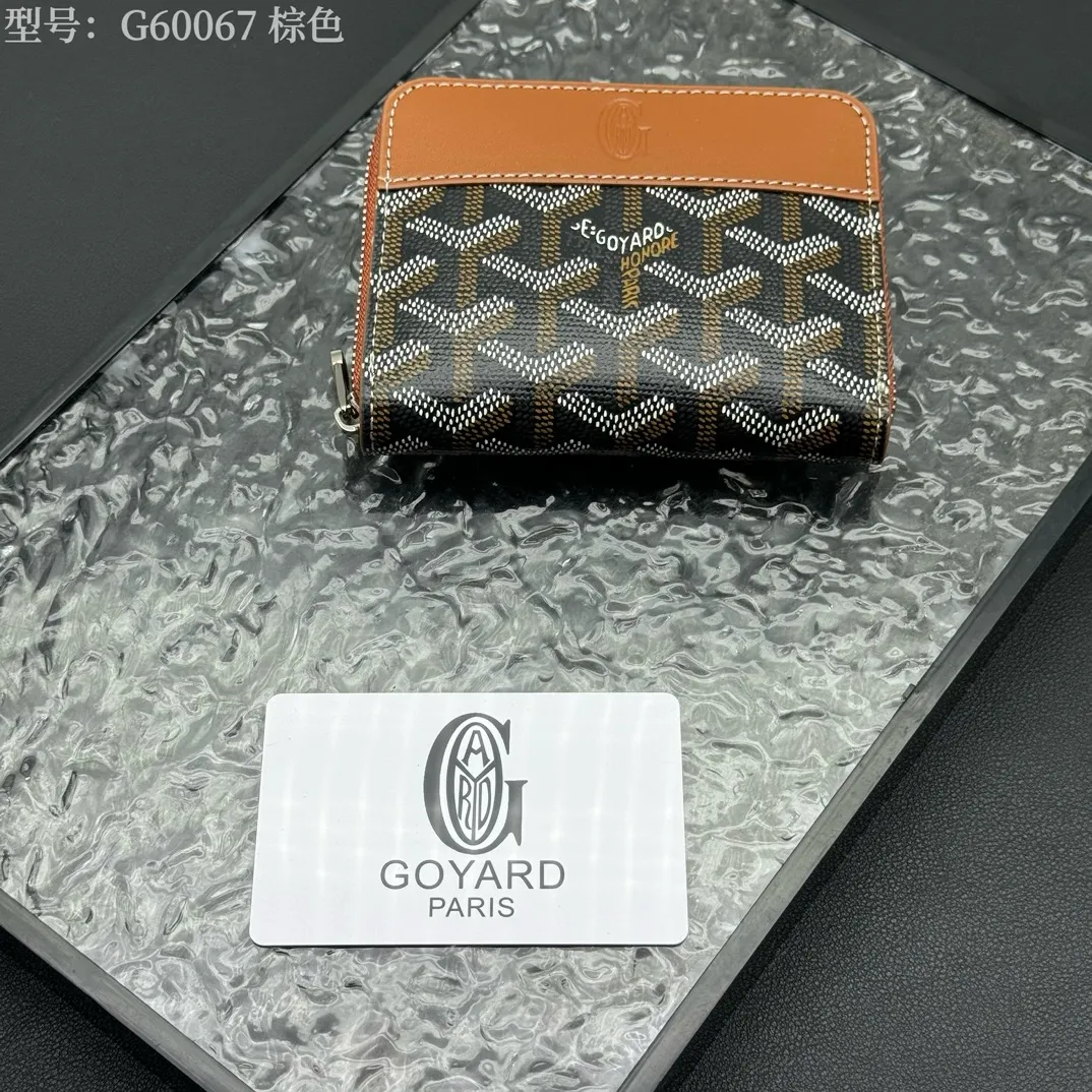 💰110 💎Top original 𝐠𝐨𝐲𝐚𝐫𝐝 Hot style 💕 Goya wallet short Matignon Mini coin purse with full zipper closure design. Its central compartment holds coins, while its interior patch pocket holds cards or small IDs. Style number: G60067 Size: 10.4*7.5*1.8cm