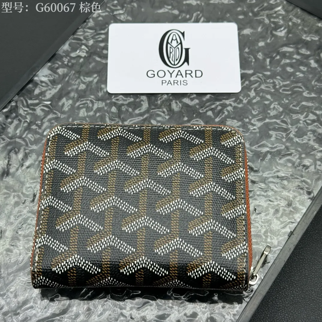 💰110 💎Top original 𝐠𝐨𝐲𝐚𝐫𝐝 Hot style 💕 Goya wallet short Matignon Mini coin purse with full zipper closure design. Its central compartment holds coins, while its interior patch pocket holds cards or small IDs. Style number: G60067 Size: 10.4*7.5*1.8cm