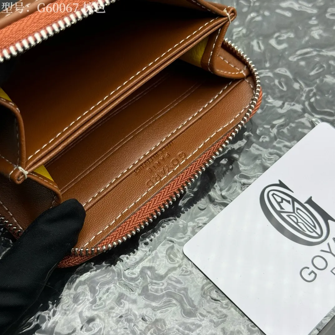 💰110 💎Top original 𝐠𝐨𝐲𝐚𝐫𝐝 Hot style 💕 Goya wallet short Matignon Mini coin purse with full zipper closure design. Its central compartment holds coins, while its interior patch pocket holds cards or small IDs. Style number: G60067 Size: 10.4*7.5*1.8cm