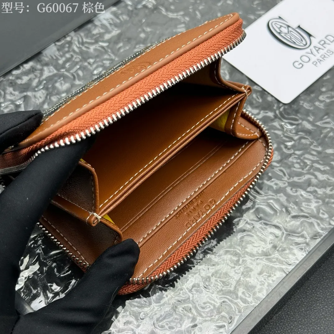 💰110 💎Top original 𝐠𝐨𝐲𝐚𝐫𝐝 Hot style 💕 Goya wallet short Matignon Mini coin purse with full zipper closure design. Its central compartment holds coins, while its interior patch pocket holds cards or small IDs. Style number: G60067 Size: 10.4*7.5*1.8cm