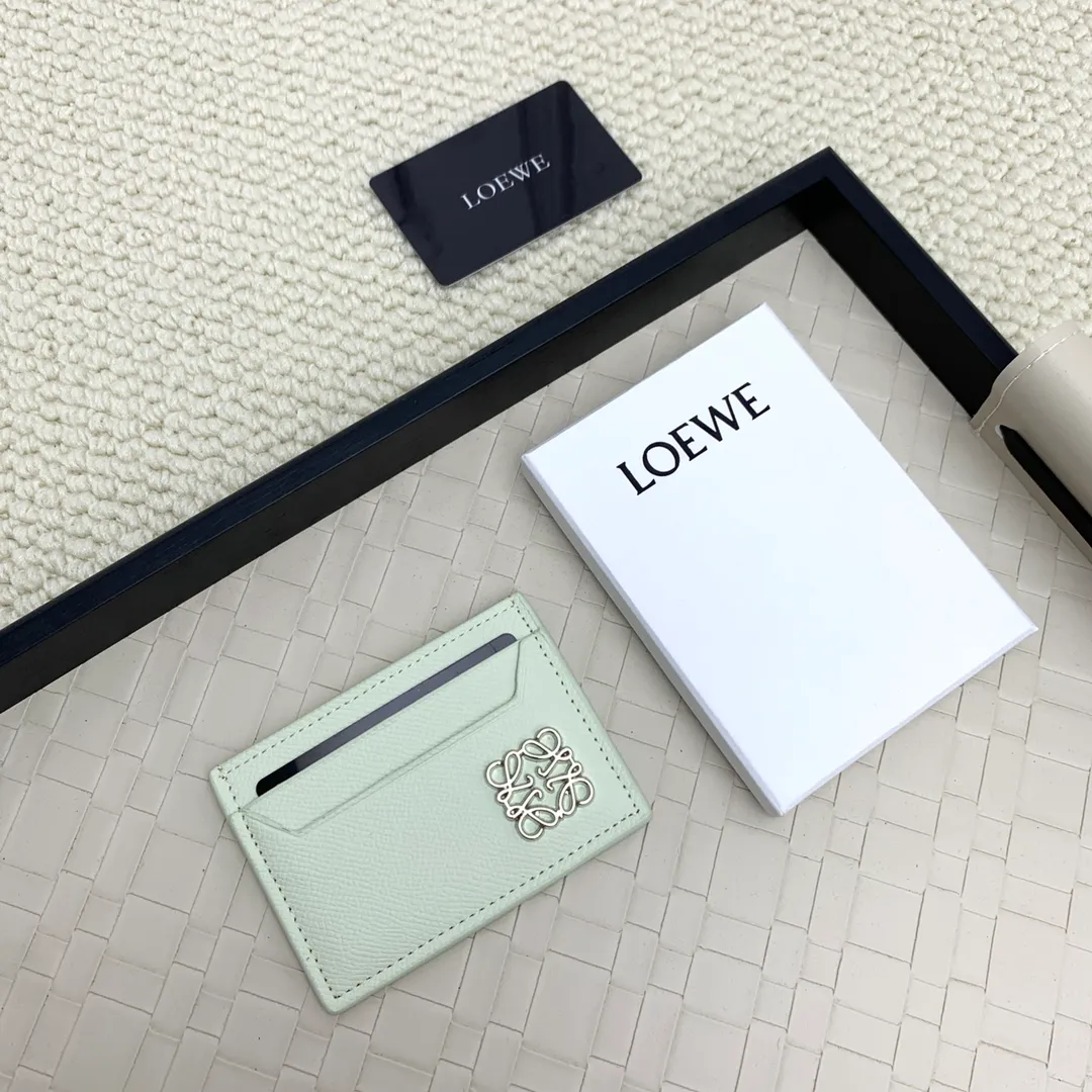 💰100 ·Loewe’s new card holders are back in stock! The new ones are all with metal logos, which are more refined than the old ones~~ Comes with box and dust bag! It’s a good idea to choose this small accessory for Valentine’s Day ~~Model: L1109 Size: 10*7.5CM​