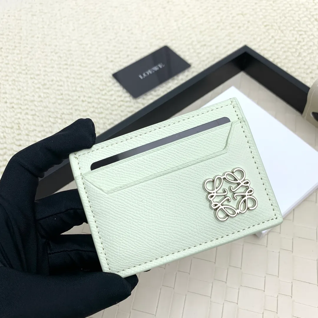 💰100 ·Loewe’s new card holders are back in stock! The new ones are all with metal logos, which are more refined than the old ones~~ Comes with box and dust bag! It’s a good idea to choose this small accessory for Valentine’s Day ~~Model: L1109 Size: 10*7.5CM​