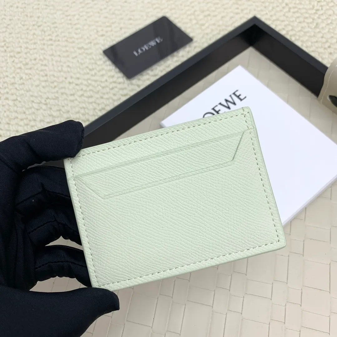 💰100 ·Loewe’s new card holders are back in stock! The new ones are all with metal logos, which are more refined than the old ones~~ Comes with box and dust bag! It’s a good idea to choose this small accessory for Valentine’s Day ~~Model: L1109 Size: 10*7.5CM​