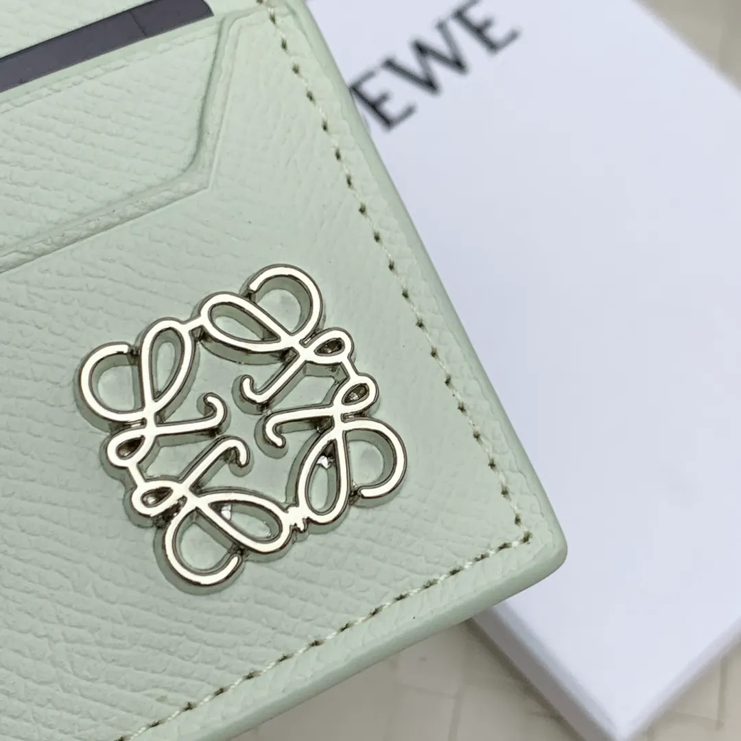 💰100 ·Loewe’s new card holders are back in stock! The new ones are all with metal logos, which are more refined than the old ones~~ Comes with box and dust bag! It’s a good idea to choose this small accessory for Valentine’s Day ~~Model: L1109 Size: 10*7.5CM​