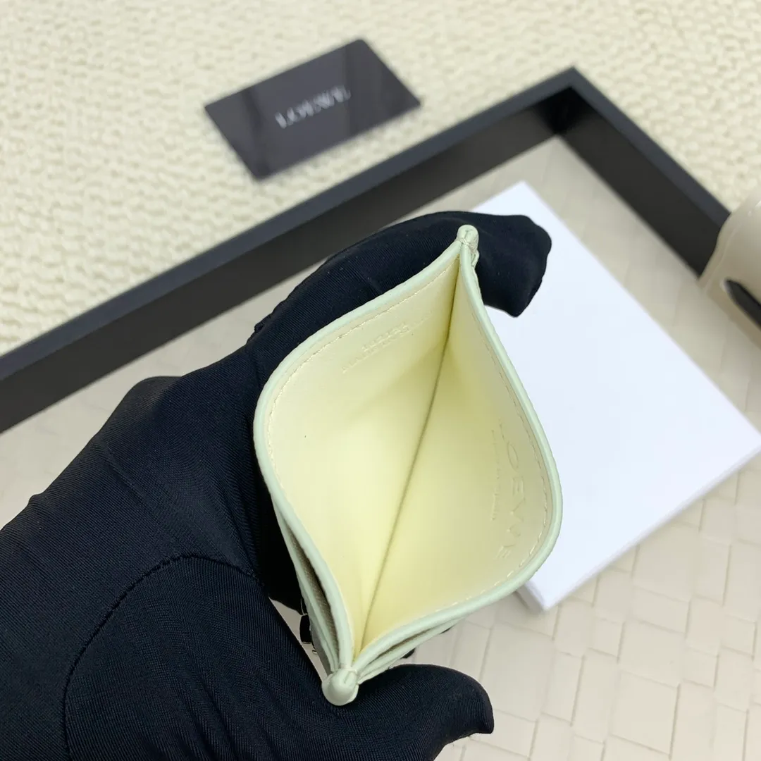 💰100 ·Loewe’s new card holders are back in stock! The new ones are all with metal logos, which are more refined than the old ones~~ Comes with box and dust bag! It’s a good idea to choose this small accessory for Valentine’s Day ~~Model: L1109 Size: 10*7.5CM​