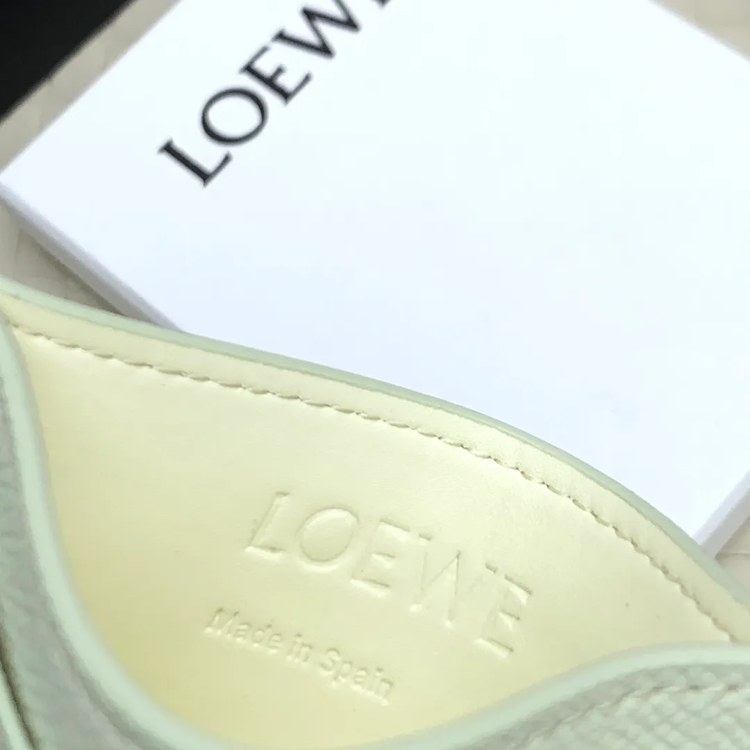 💰100 ·Loewe’s new card holders are back in stock! The new ones are all with metal logos, which are more refined than the old ones~~ Comes with box and dust bag! It’s a good idea to choose this small accessory for Valentine’s Day ~~Model: L1109 Size: 10*7.5CM​