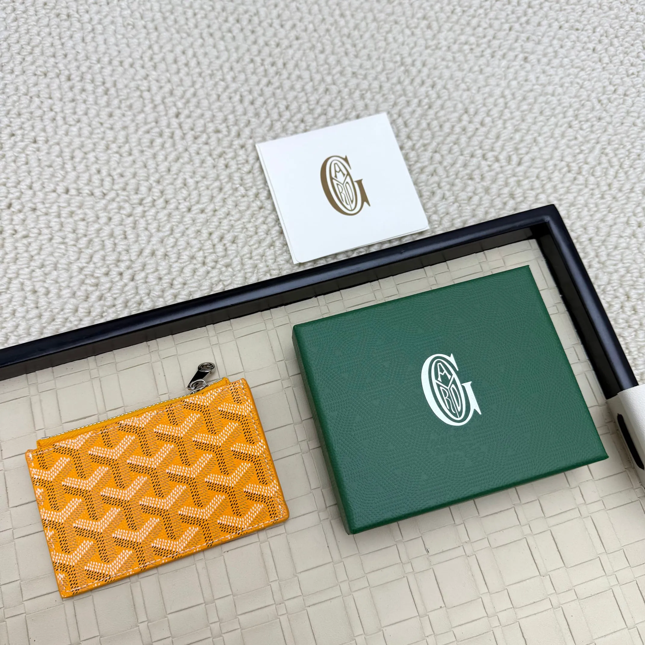 💰 120 Goyard Bourbon zipper coin card holder. This coin card holder has 3 card slots, 1 patch pocket and a zipper pocket to store coins, change or cards, and can safely store change. Exquisite and small, its compact shape can be easily put into a pocket or large bag. Size: 12.5x1x8.4cm No.: 808