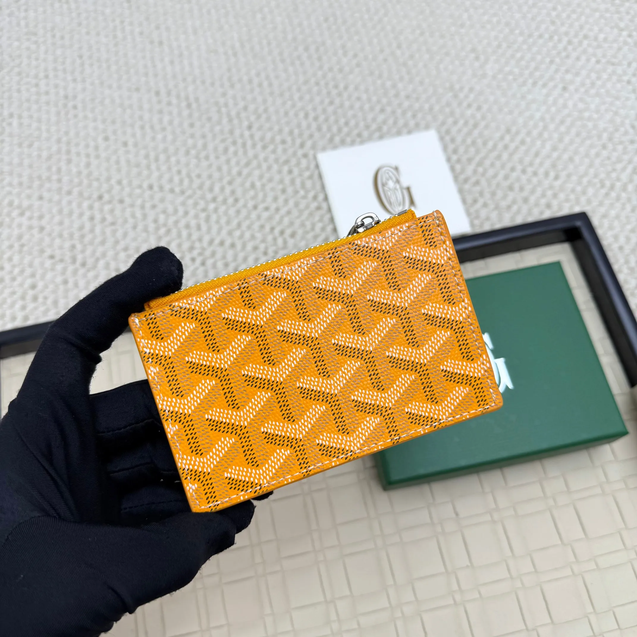 💰 120 Goyard Bourbon zipper coin card holder. This coin card holder has 3 card slots, 1 patch pocket and a zipper pocket to store coins, change or cards, and can safely store change. Exquisite and small, its compact shape can be easily put into a pocket or large bag. Size: 12.5x1x8.4cm No.: 808