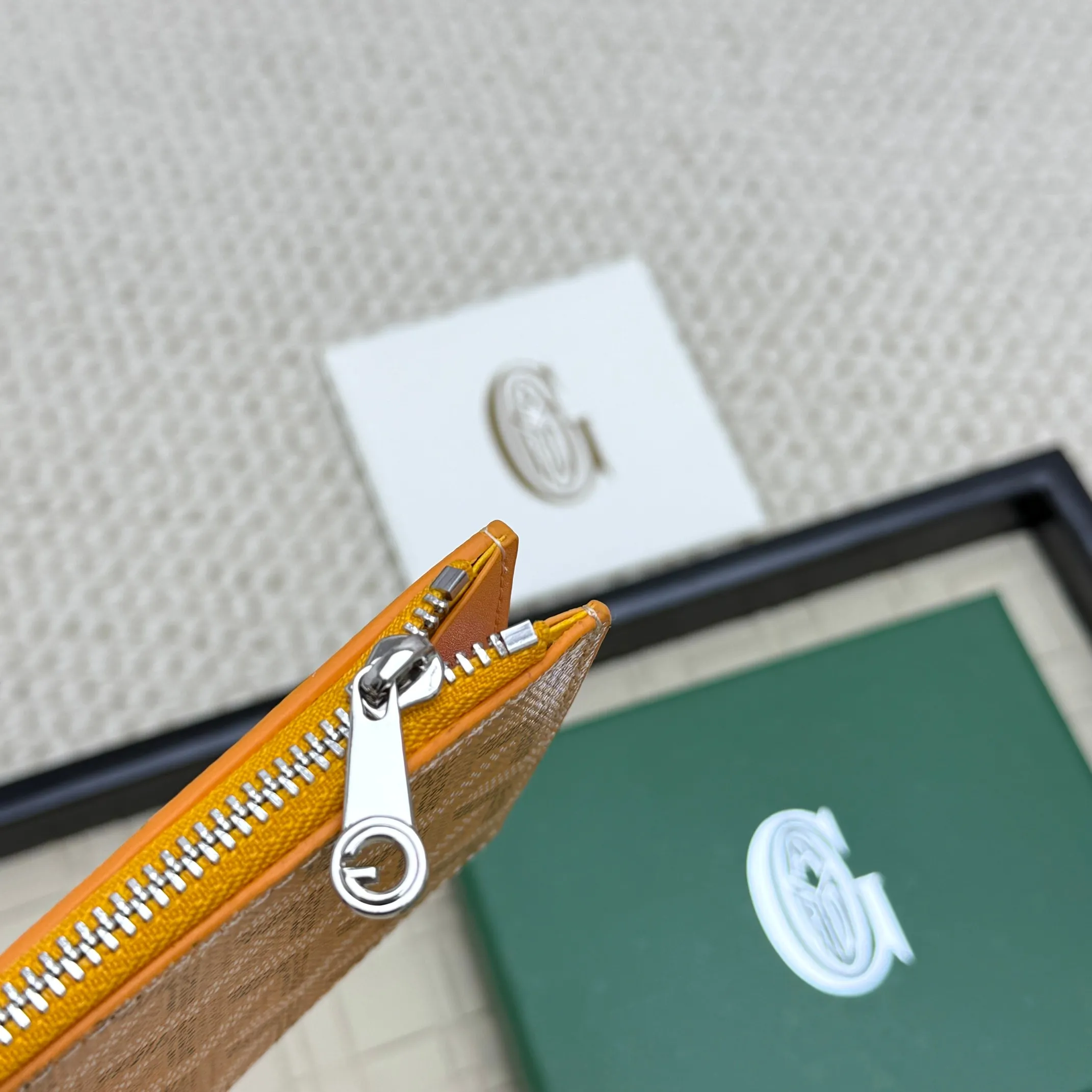 💰 120 Goyard Bourbon zipper coin card holder. This coin card holder has 3 card slots, 1 patch pocket and a zipper pocket to store coins, change or cards, and can safely store change. Exquisite and small, its compact shape can be easily put into a pocket or large bag. Size: 12.5x1x8.4cm No.: 808