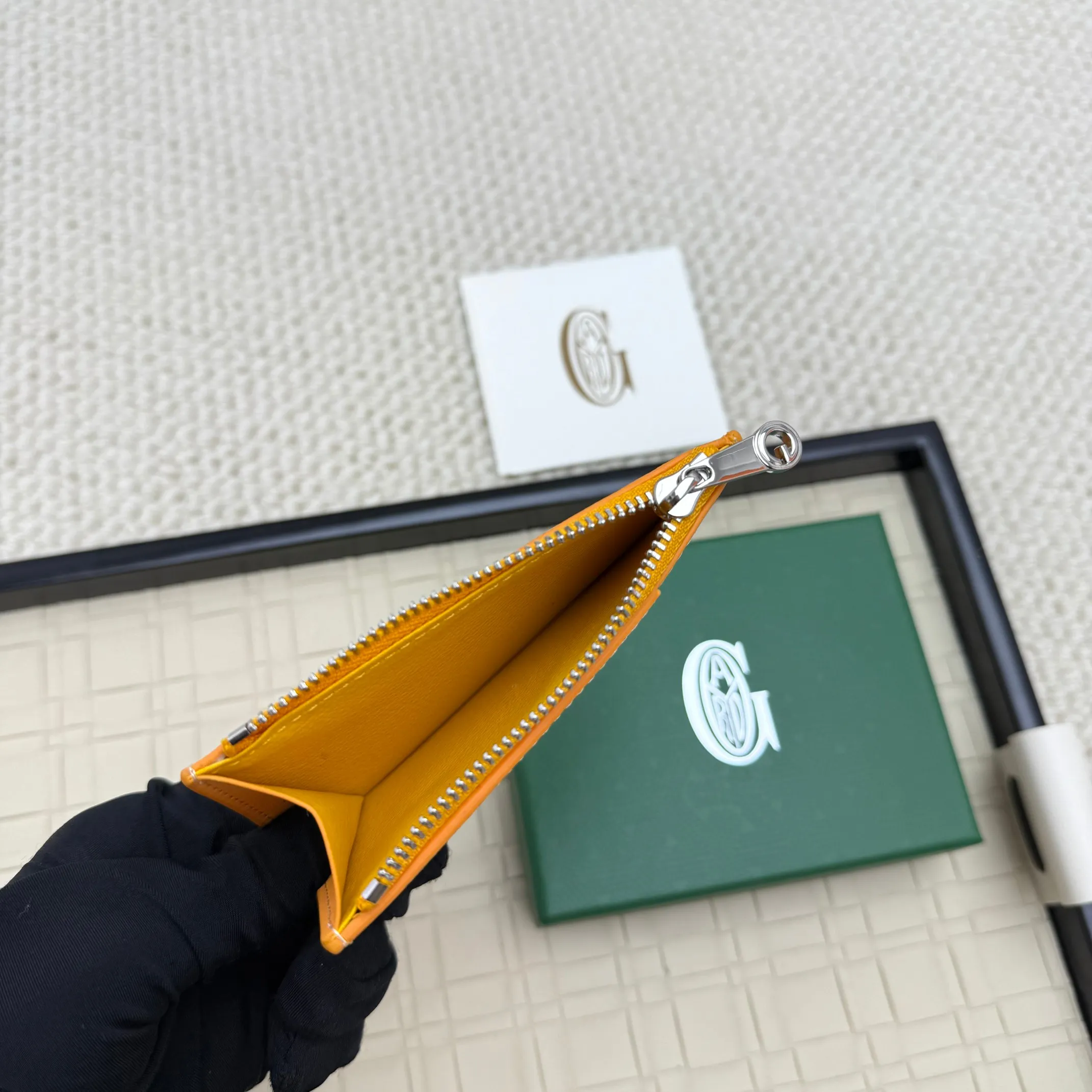 💰 120 Goyard Bourbon zipper coin card holder. This coin card holder has 3 card slots, 1 patch pocket and a zipper pocket to store coins, change or cards, and can safely store change. Exquisite and small, its compact shape can be easily put into a pocket or large bag. Size: 12.5x1x8.4cm No.: 808