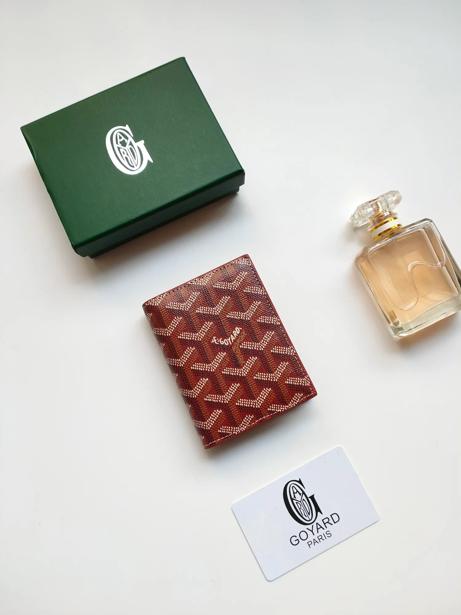￥110 GOYARD's new Saint-Marc card holder can be used to store and display badges, as well as cards and banknotes. Whether used to store badges, access cards or transportation cards, the Saint-Marc card holder will perfectly reflect the elegance of the cardholder. Style number: 9637 Size: 10.7 cmx1 cmx8 cm