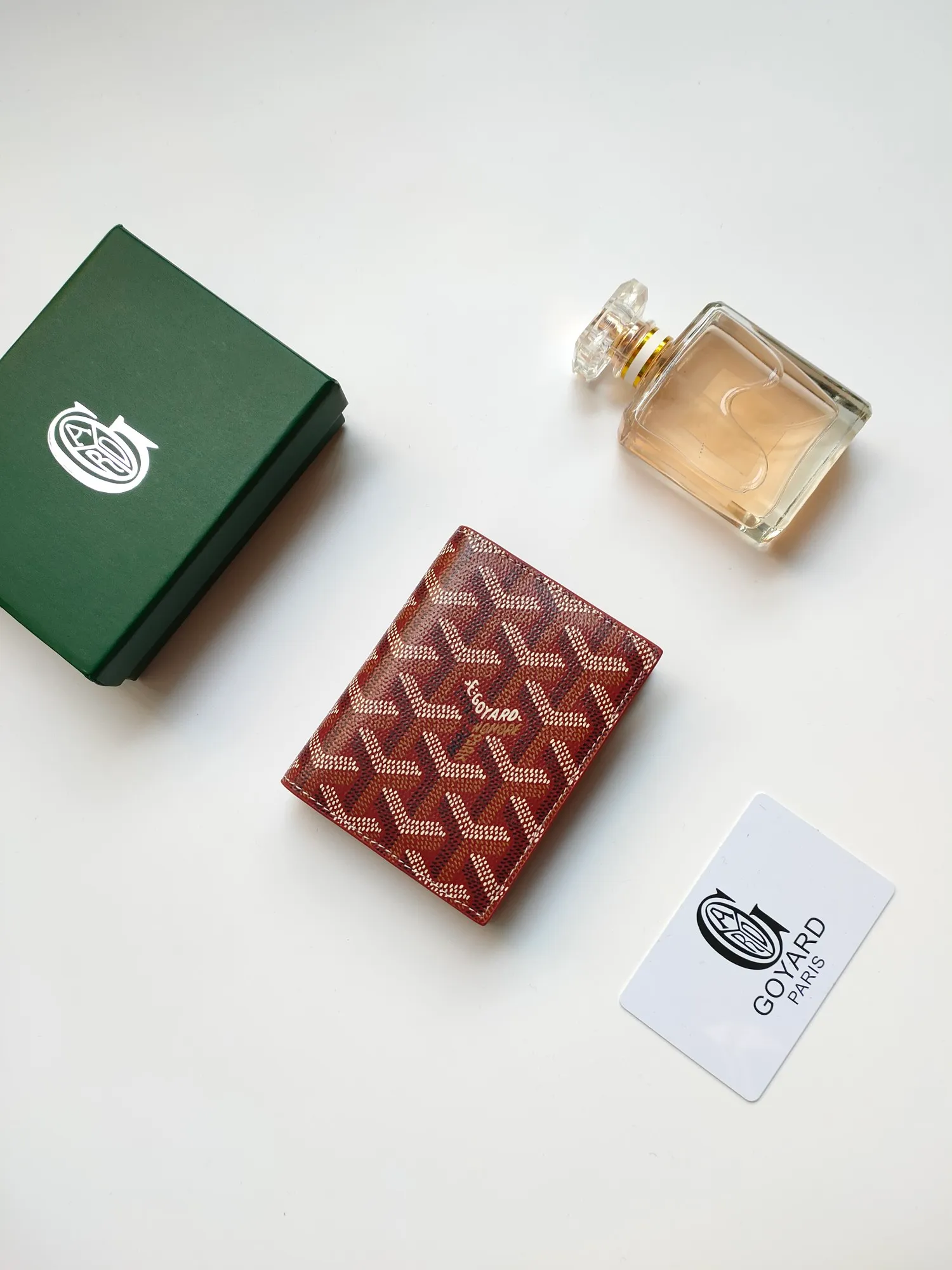 ￥110 GOYARD's new Saint-Marc card holder can be used to store and display badges, as well as cards and banknotes. Whether used to store badges, access cards or transportation cards, the Saint-Marc card holder will perfectly reflect the elegance of the cardholder. Style number: 9637 Size: 10.7 cmx1 cmx8 cm
