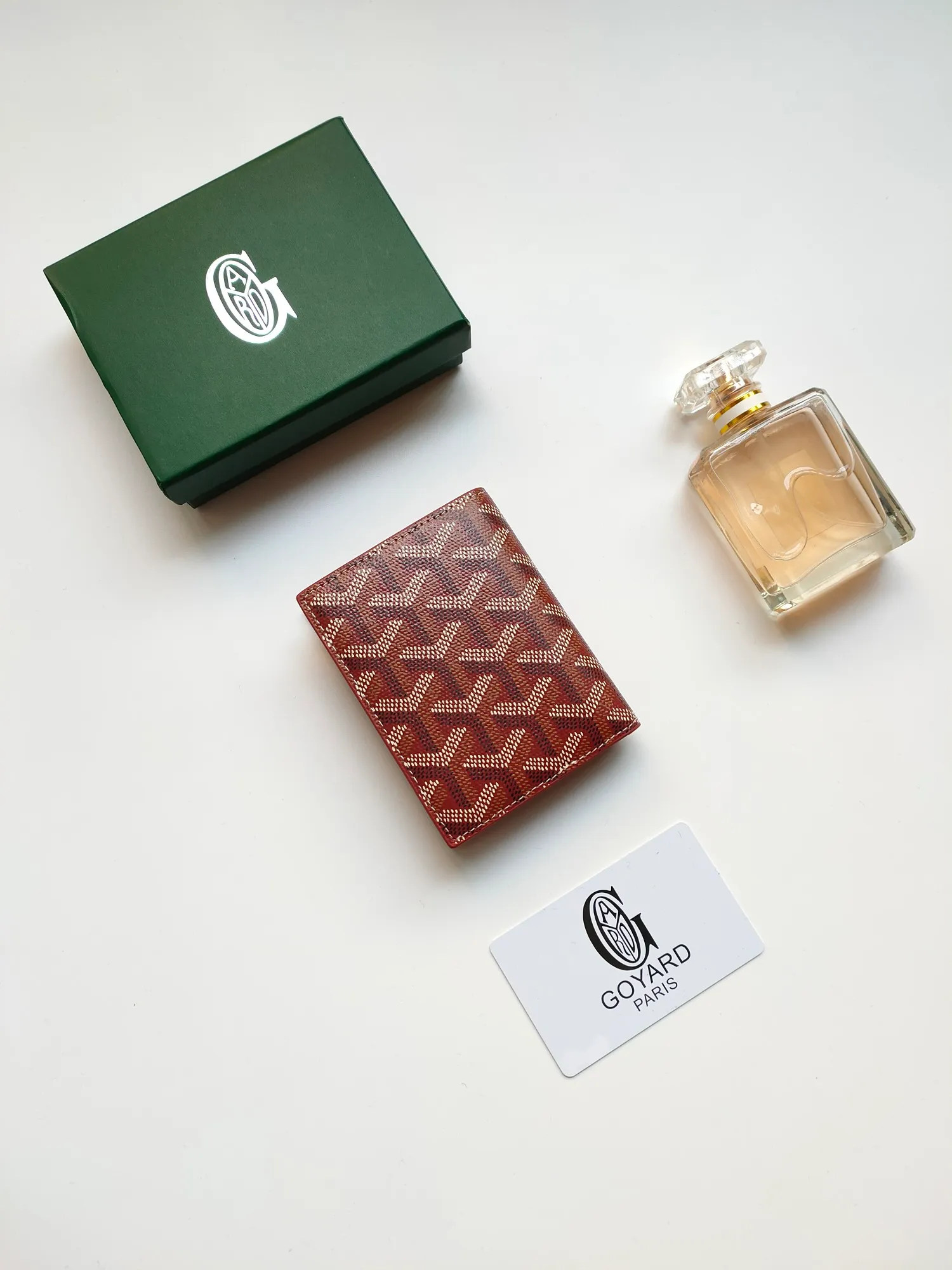 ￥110 GOYARD's new Saint-Marc card holder can be used to store and display badges, as well as cards and banknotes. Whether used to store badges, access cards or transportation cards, the Saint-Marc card holder will perfectly reflect the elegance of the cardholder. Style number: 9637 Size: 10.7 cmx1 cmx8 cm