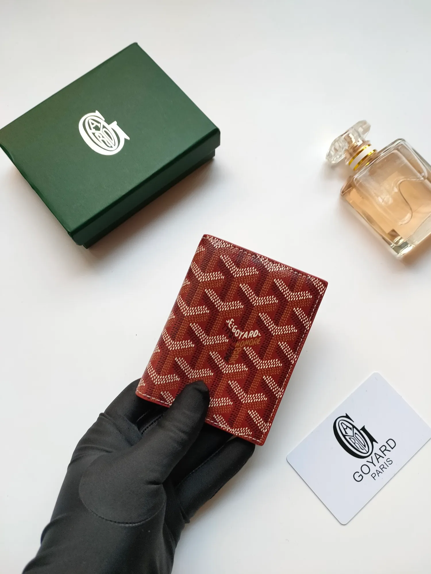 ￥110 GOYARD's new Saint-Marc card holder can be used to store and display badges, as well as cards and banknotes. Whether used to store badges, access cards or transportation cards, the Saint-Marc card holder will perfectly reflect the elegance of the cardholder. Style number: 9637 Size: 10.7 cmx1 cmx8 cm