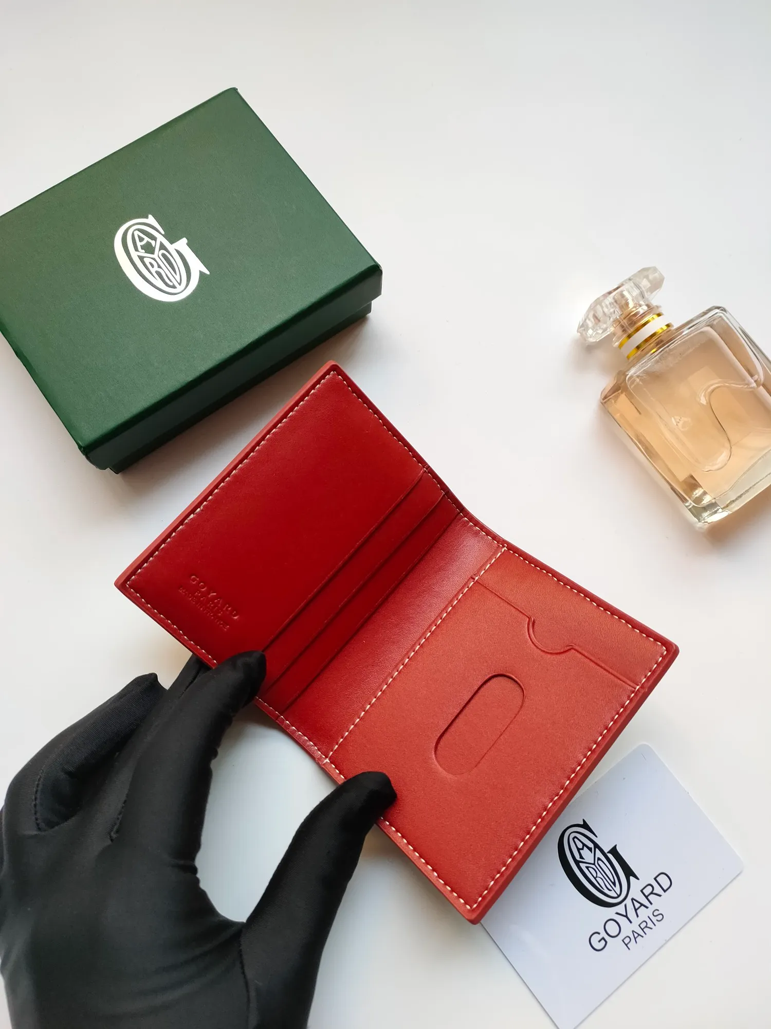 ￥110 GOYARD's new Saint-Marc card holder can be used to store and display badges, as well as cards and banknotes. Whether used to store badges, access cards or transportation cards, the Saint-Marc card holder will perfectly reflect the elegance of the cardholder. Style number: 9637 Size: 10.7 cmx1 cmx8 cm