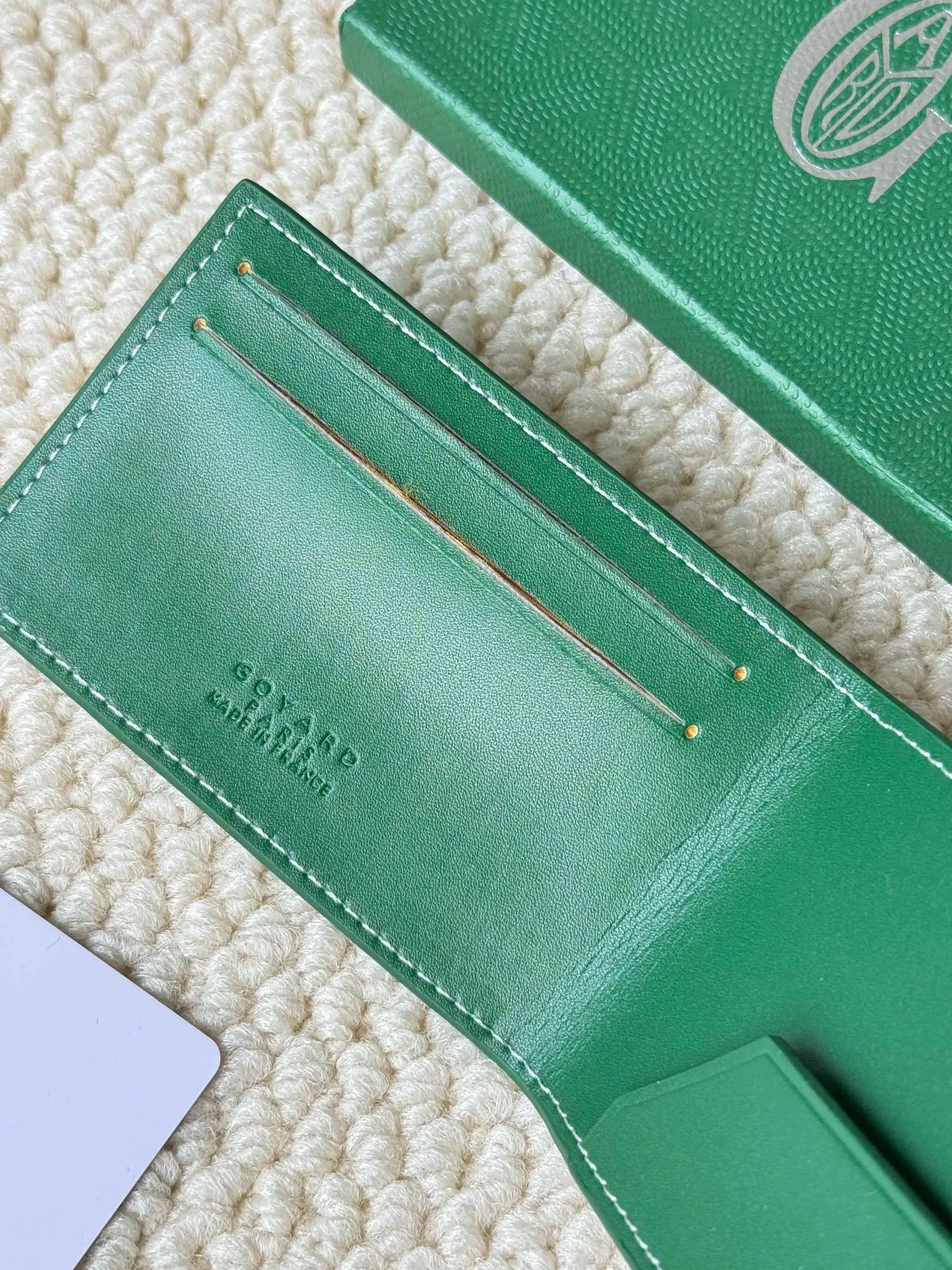 💰100Insert Victoire Card Holder can not only be used on its own, but also fits into the Victoire Wallet to add more card storage space. Goyardine canvas & Vauzelles calfskin Style number: 9638 Size: 7.1 cmx0.5 cmx10 cm