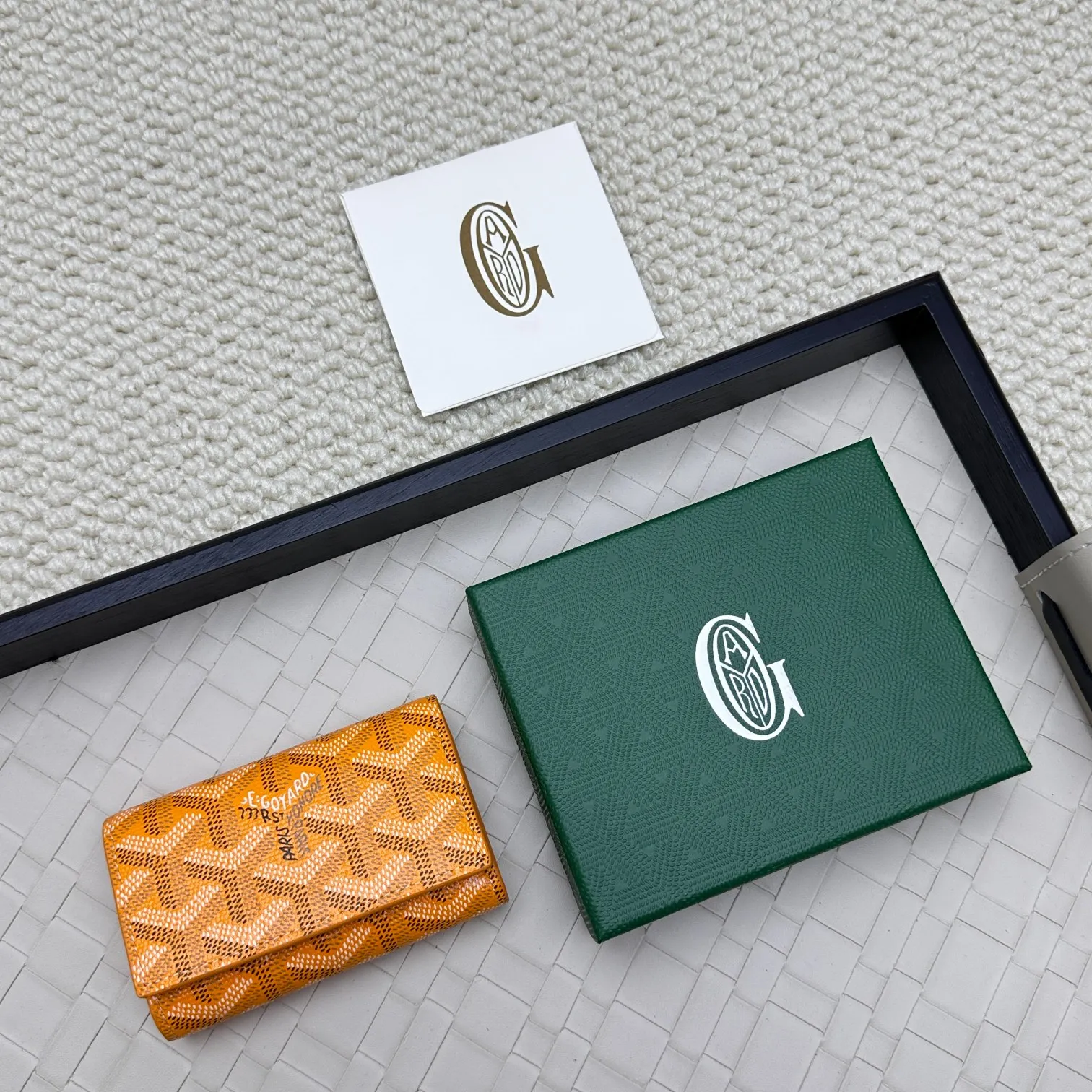 💰120 GOYARD Goya Classic👍🏻The design of the Saint-Sulpice 3-fold key bag is small and compact. Its compact design is just suitable for putting in a jacket or pants pocket. It is equipped with 6 locks that can fasten 6 keys. Style number: 807 Size: 10.5*7*2
