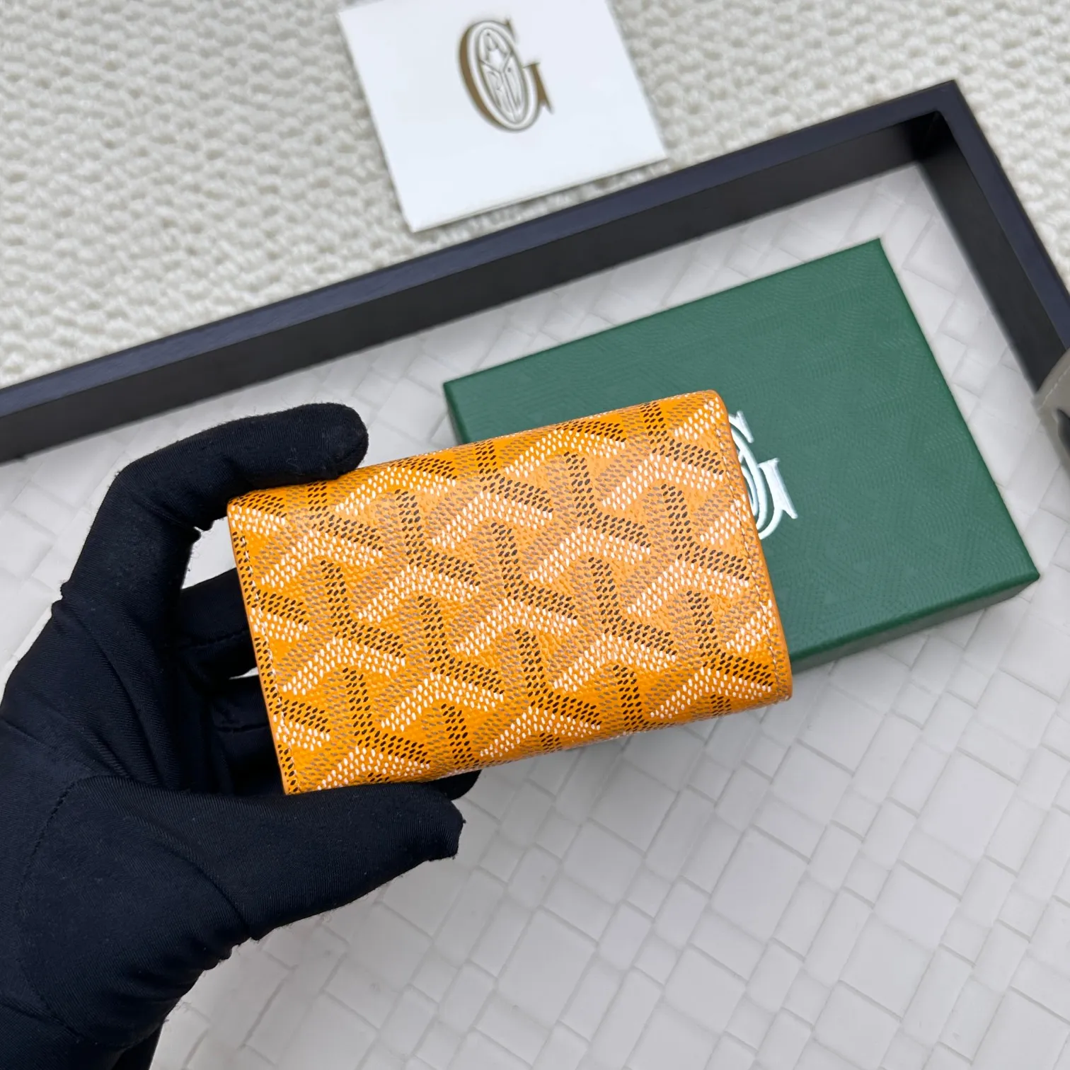 💰120 GOYARD Goya Classic👍🏻The design of the Saint-Sulpice 3-fold key bag is small and compact. Its compact design is just suitable for putting in a jacket or pants pocket. It is equipped with 6 locks that can fasten 6 keys. Style number: 807 Size: 10.5*7*2