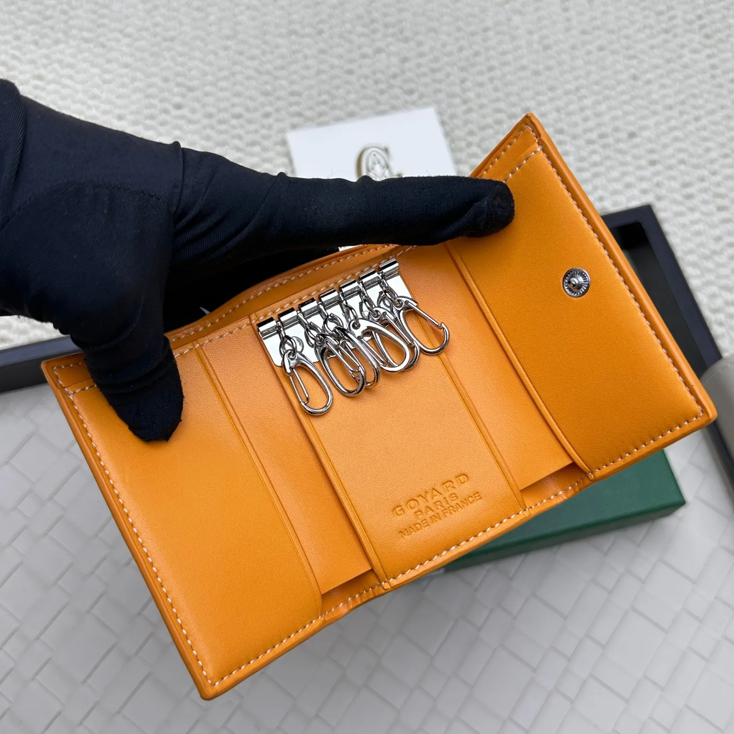 💰120 GOYARD Goya Classic👍🏻The design of the Saint-Sulpice 3-fold key bag is small and compact. Its compact design is just suitable for putting in a jacket or pants pocket. It is equipped with 6 locks that can fasten 6 keys. Style number: 807 Size: 10.5*7*2