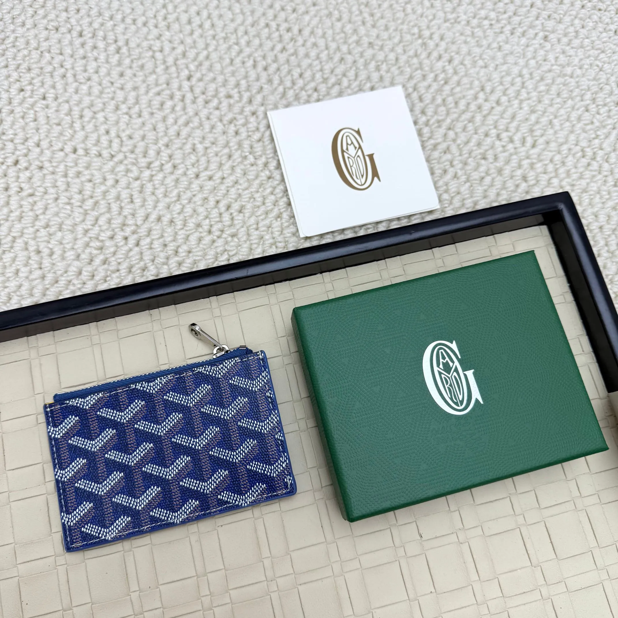 💰 120 Goyard Bourbon zipper coin card holder. This coin card holder has 3 card slots, 1 patch pocket and a zipper pocket to store coins, change or cards, and can safely store change. Exquisite and small, its compact shape can be easily put into a pocket or large bag. Size: 12.5x1x8.4cm No.: 808