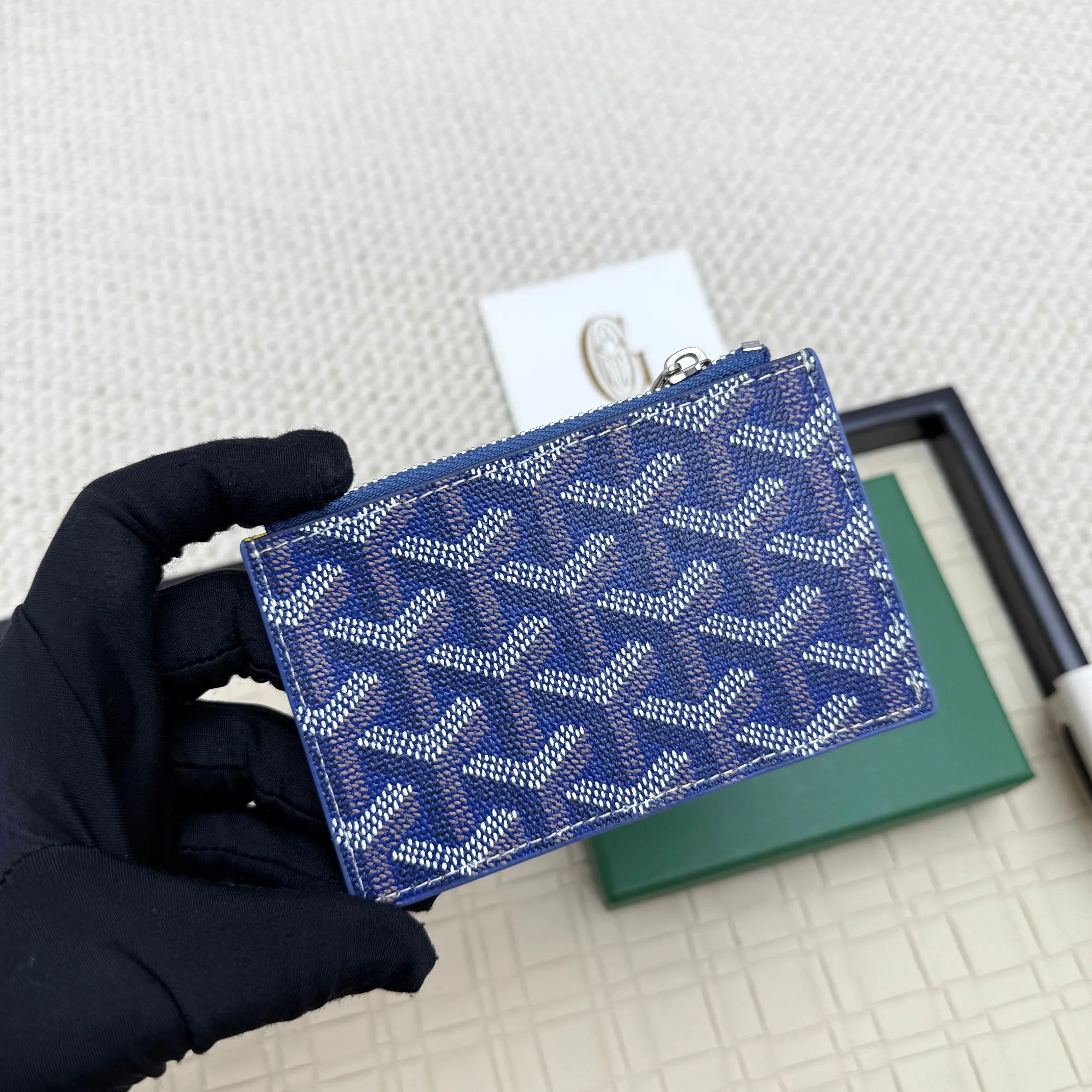 💰 120 Goyard Bourbon zipper coin card holder. This coin card holder has 3 card slots, 1 patch pocket and a zipper pocket to store coins, change or cards, and can safely store change. Exquisite and small, its compact shape can be easily put into a pocket or large bag. Size: 12.5x1x8.4cm No.: 808