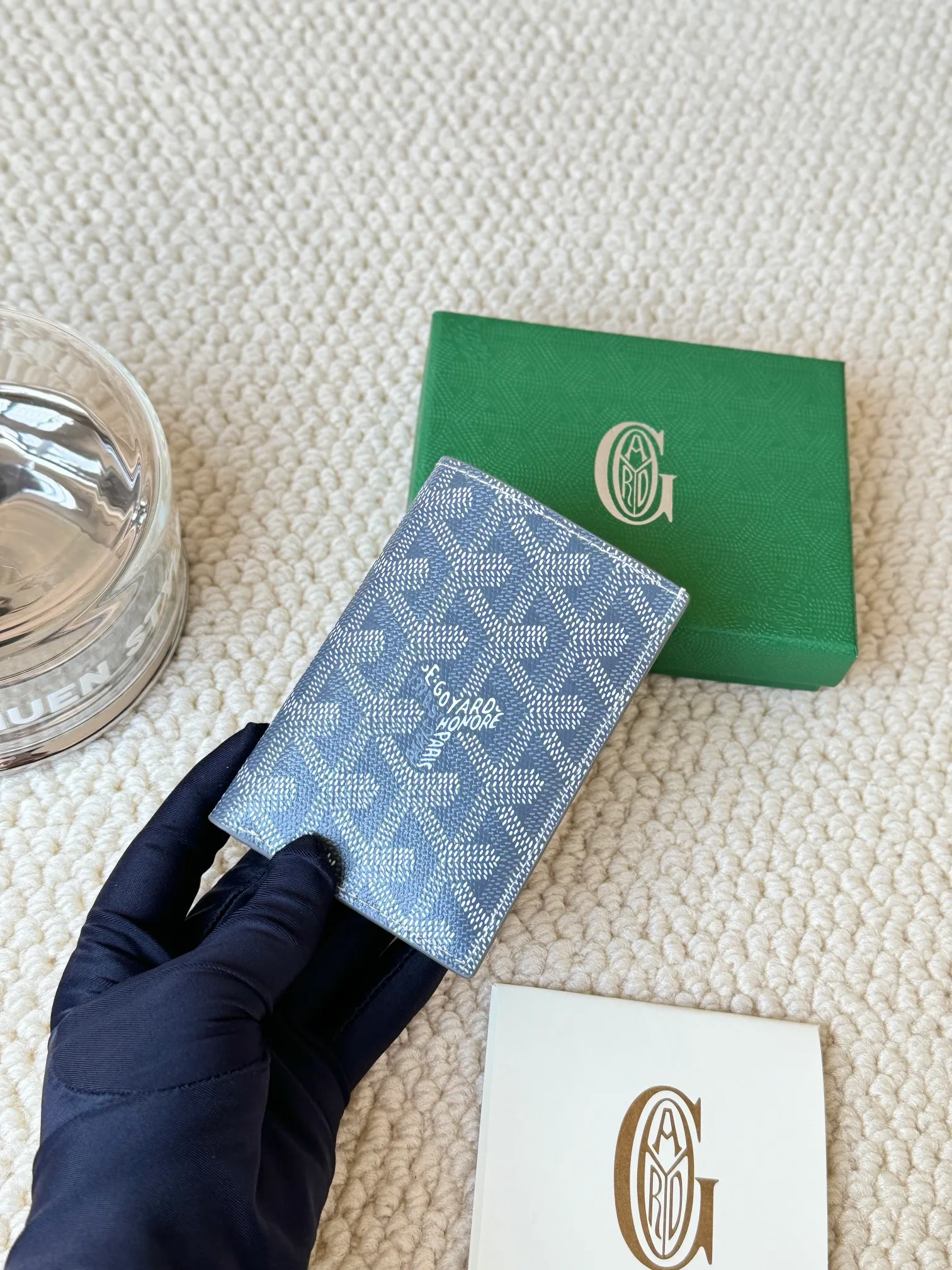 💰120 Goyard Goyardine Canvas & Vauzelles Calfskin No.: 803 Multiple colors available. Can be used as a couple model. It’s yyds to give as a gift for your own use! 6 card slots + two compartments, suitable for traveling. Small and portable, good-looking. Material: goyarine canvas and Vauzelles calfskin. Size: length 8*height 11