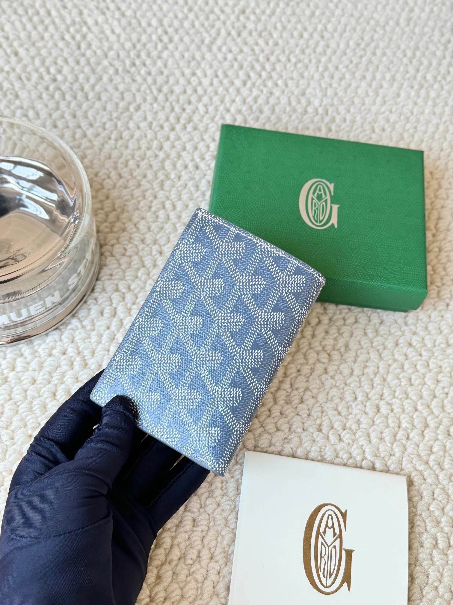 💰120 Goyard Goyardine Canvas & Vauzelles Calfskin No.: 803 Multiple colors available. Can be used as a couple model. It’s yyds to give as a gift for your own use! 6 card slots + two compartments, suitable for traveling. Small and portable, good-looking. Material: goyarine canvas and Vauzelles calfskin. Size: length 8*height 11