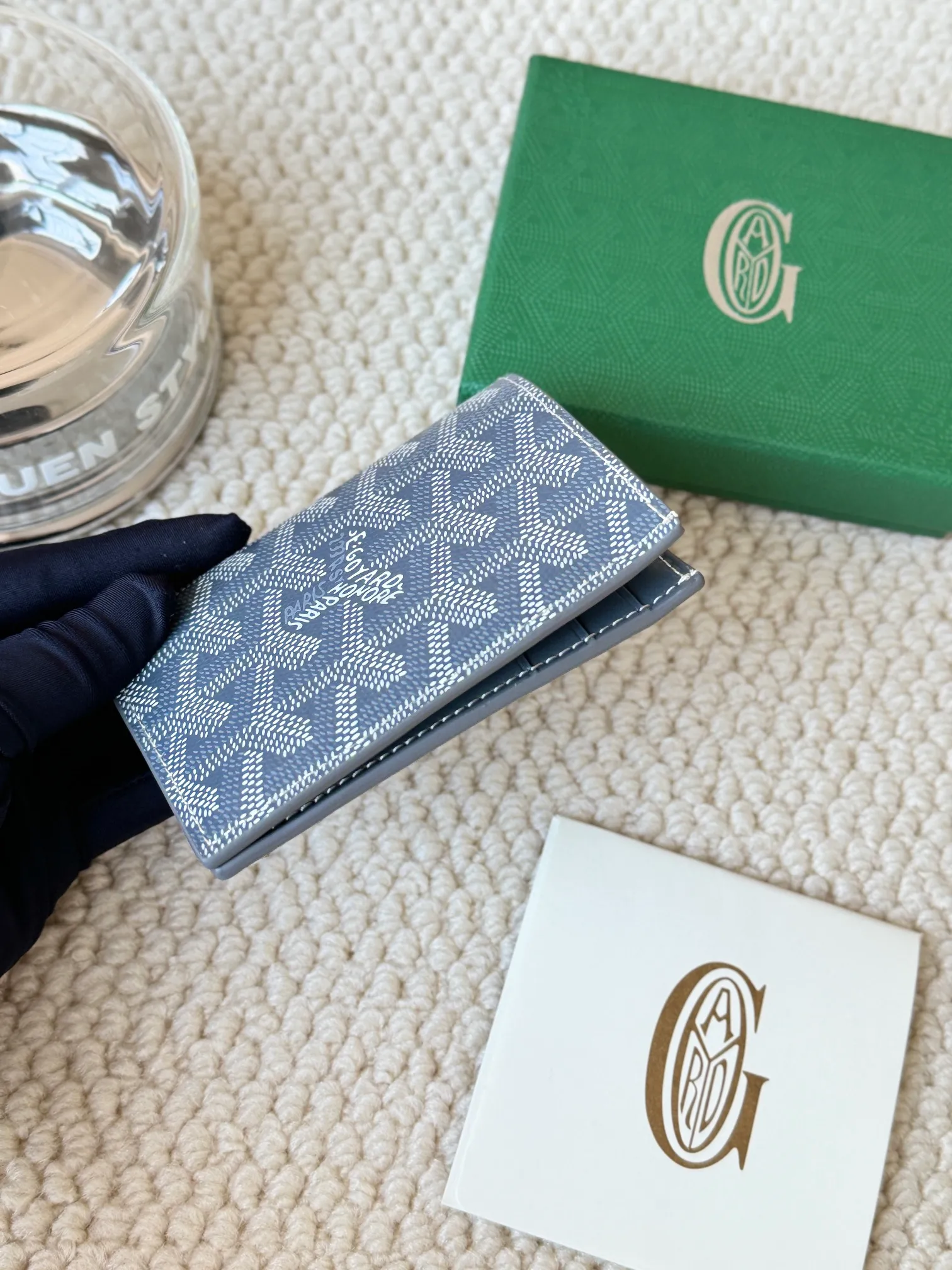 💰120 Goyard Goyardine Canvas & Vauzelles Calfskin No.: 803 Multiple colors available. Can be used as a couple model. It’s yyds to give as a gift for your own use! 6 card slots + two compartments, suitable for traveling. Small and portable, good-looking. Material: goyarine canvas and Vauzelles calfskin. Size: length 8*height 11