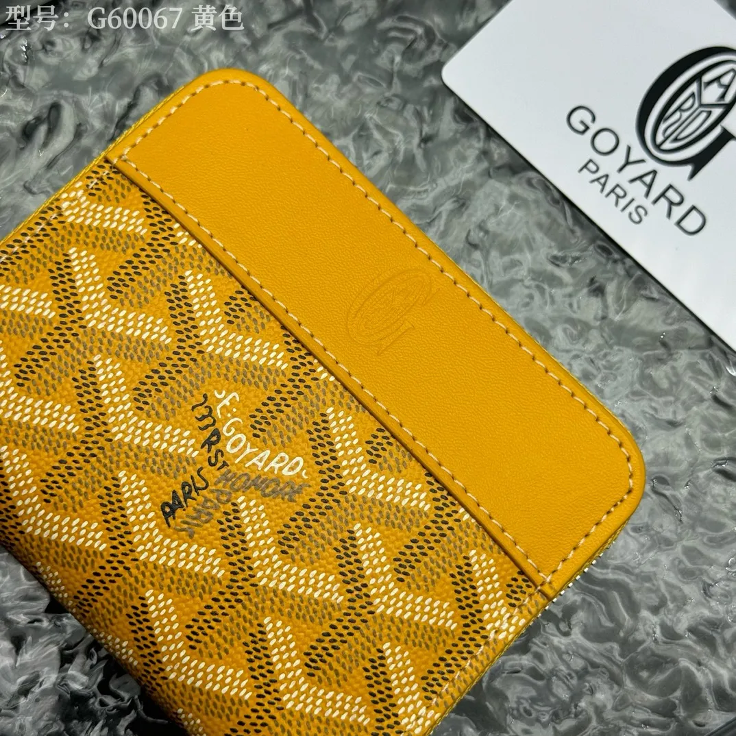 💰110 💎Top original 𝐠𝐨𝐲𝐚𝐫𝐝 Hot style 💕 Goya wallet short Matignon Mini coin purse with full zipper closure design. Its central compartment holds coins, while its interior patch pocket holds cards or small IDs. Style number: G60067 Size: 10.4*7.5*1.8cm