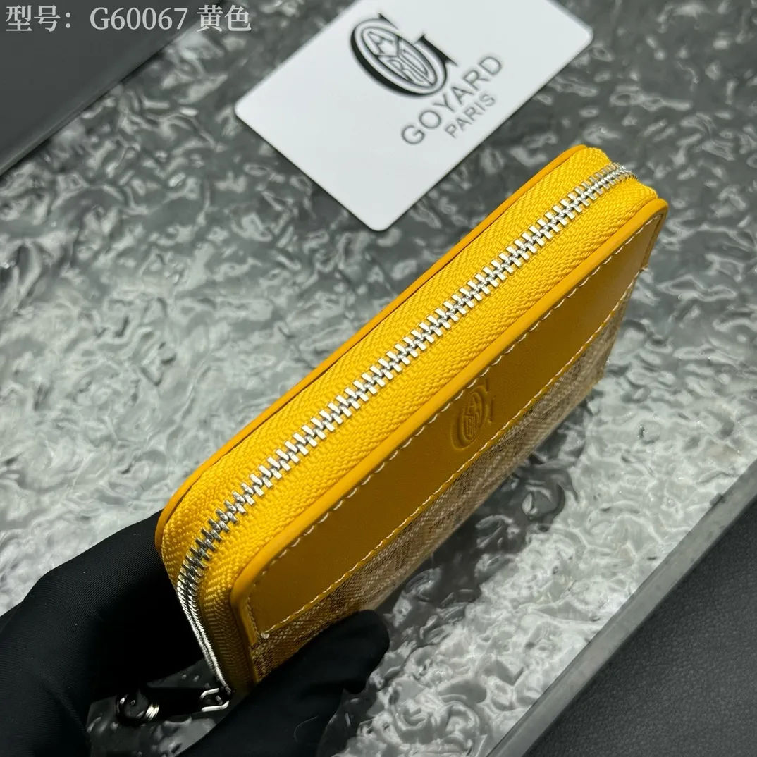💰110 💎Top original 𝐠𝐨𝐲𝐚𝐫𝐝 Hot style 💕 Goya wallet short Matignon Mini coin purse with full zipper closure design. Its central compartment holds coins, while its interior patch pocket holds cards or small IDs. Style number: G60067 Size: 10.4*7.5*1.8cm